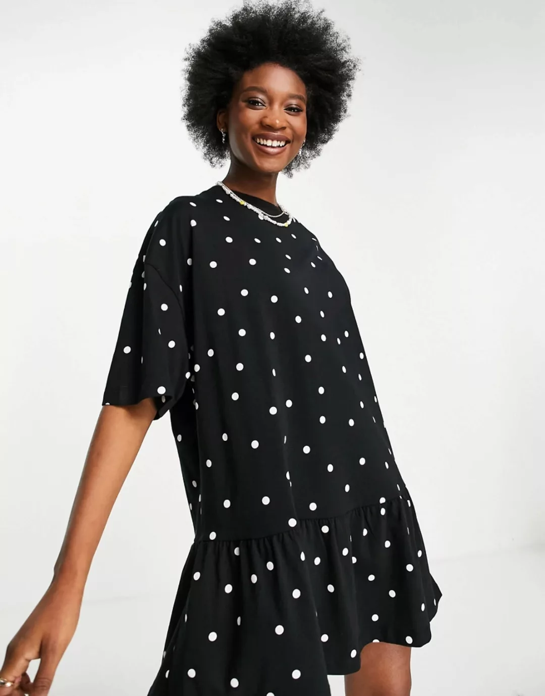 ASOS DESIGN – Oversize-T-Shirt-Kleid mit Rüschensaum und schwarz-weißem Pun günstig online kaufen