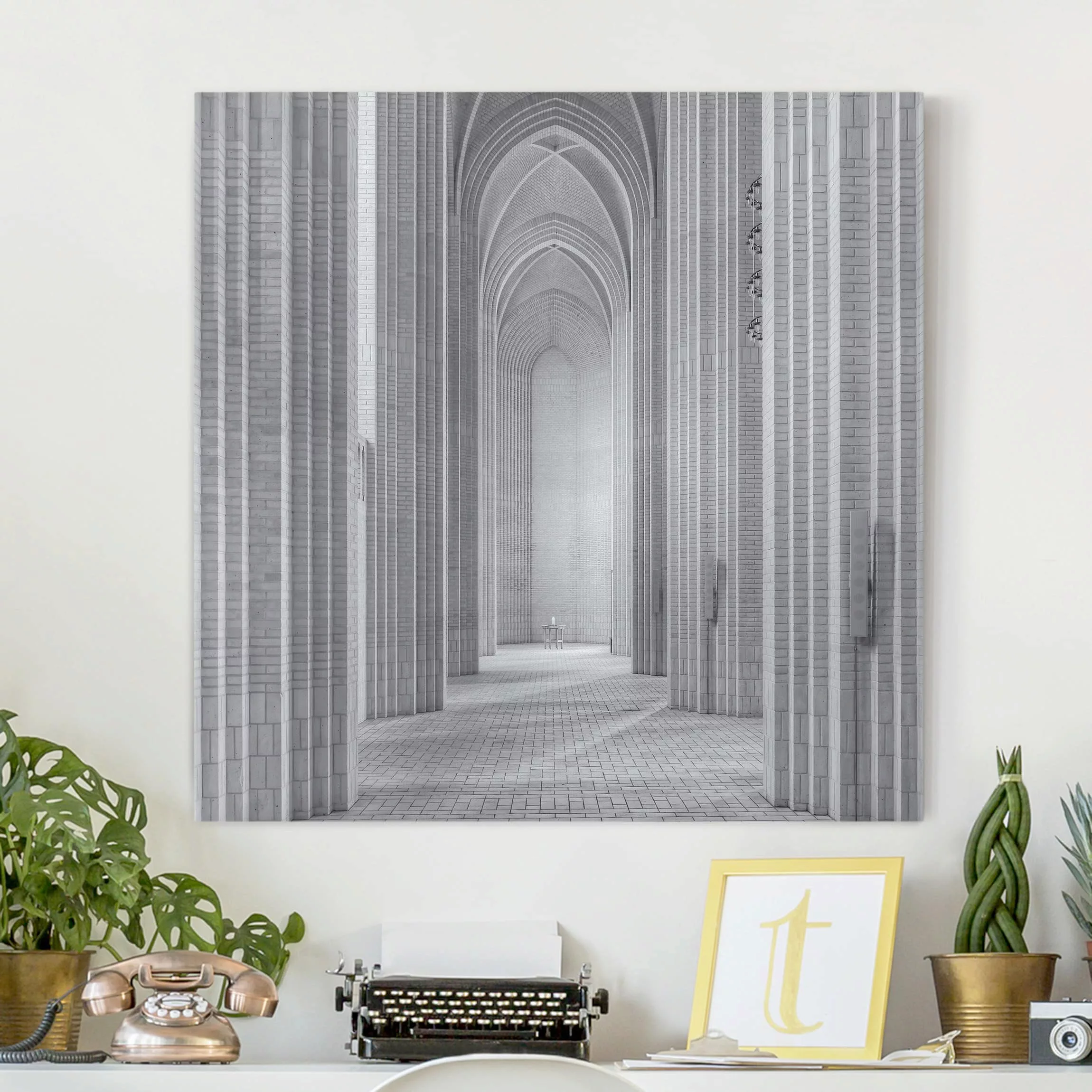 Leinwandbild Schwarz-Weiß - Quadrat Kreuzgang in der Grundtvigs Kirke günstig online kaufen