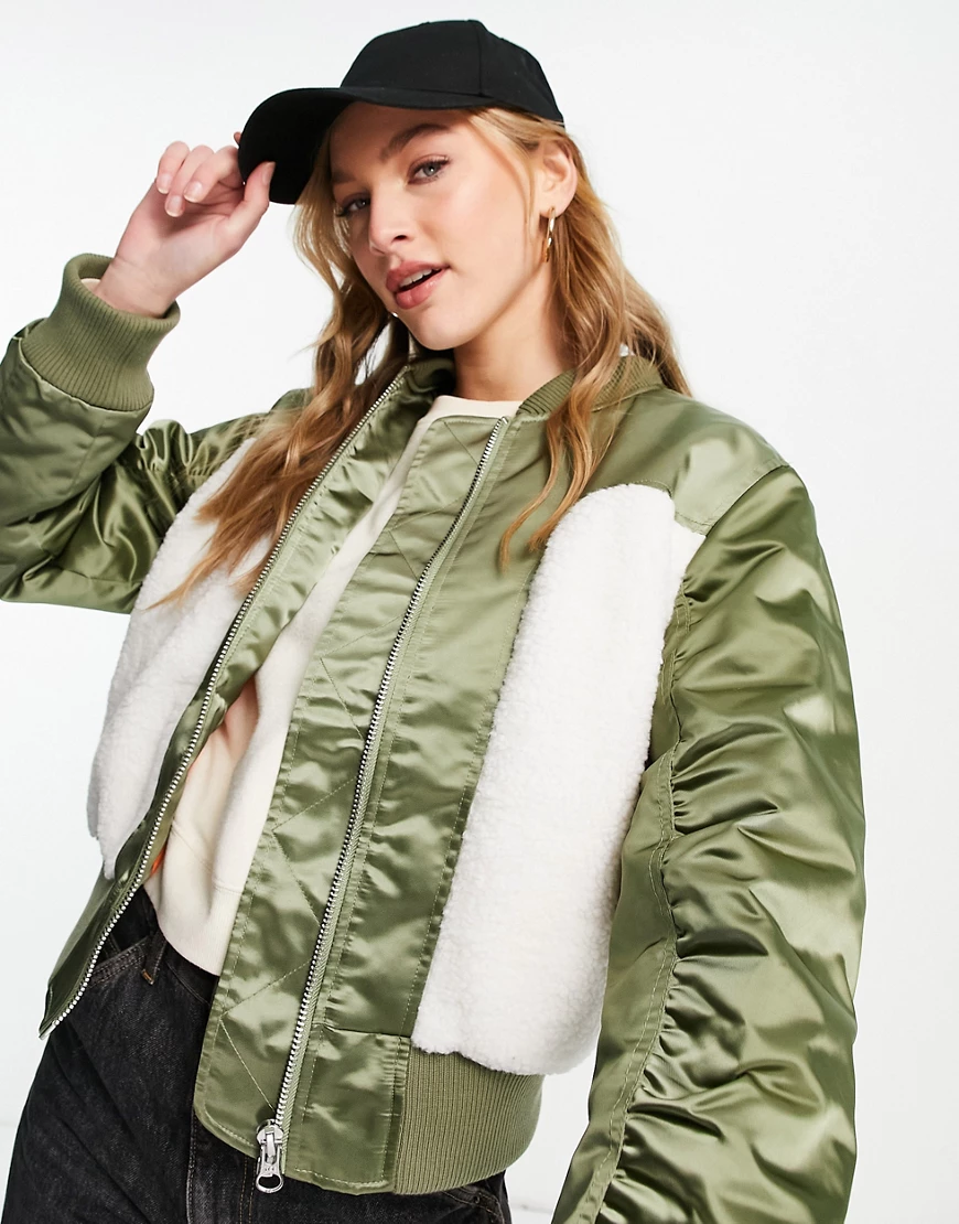 Topshop – Bomberjacke in Khaki mit Einsätzen aus Teddyfell-Grün günstig online kaufen