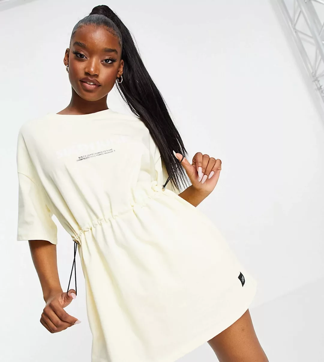 Sixth June – T-Shirt-Kleid mit Knebelverschluss an der Taille und Logo vorn günstig online kaufen