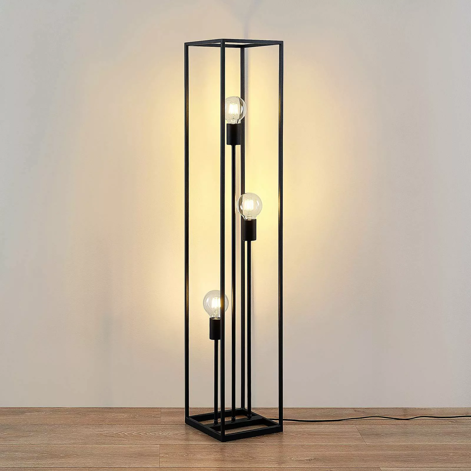 Lindby Krisha Stehlampe aus schwarzem Stahl, 3-fl. günstig online kaufen