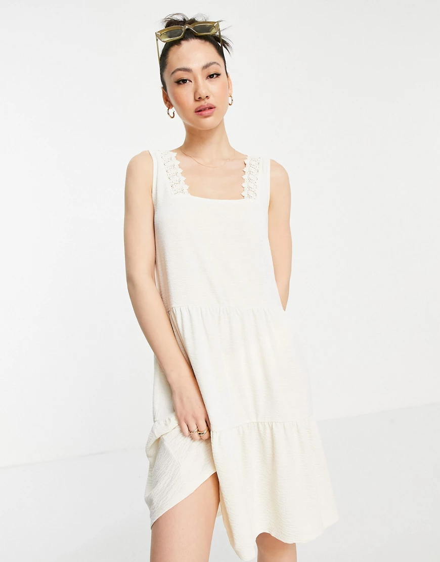 Vero Moda – Gestuftes Minikleid mit Spitzenbesatz in Creme-Weiß günstig online kaufen