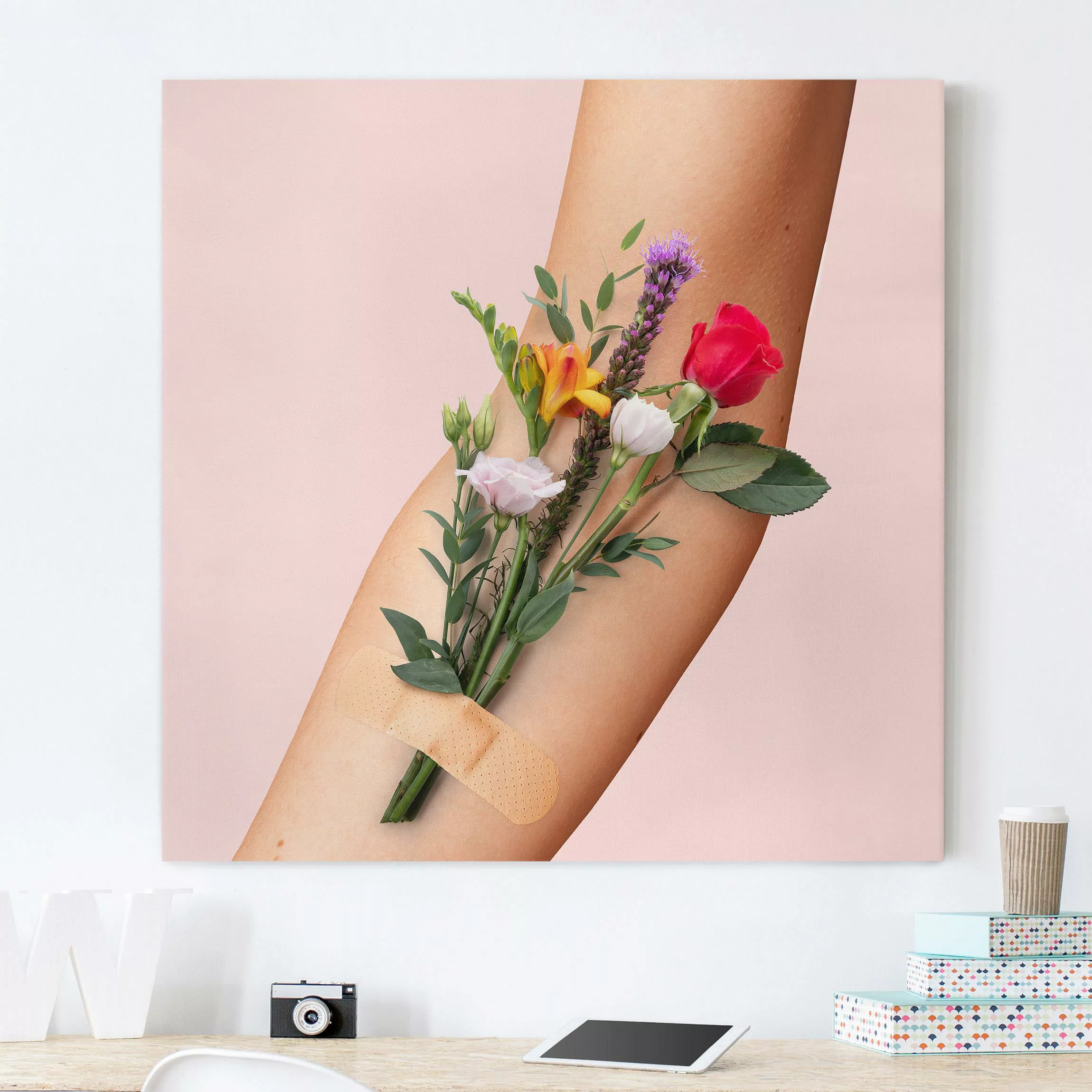 Leinwandbild Arm mit Blumen günstig online kaufen