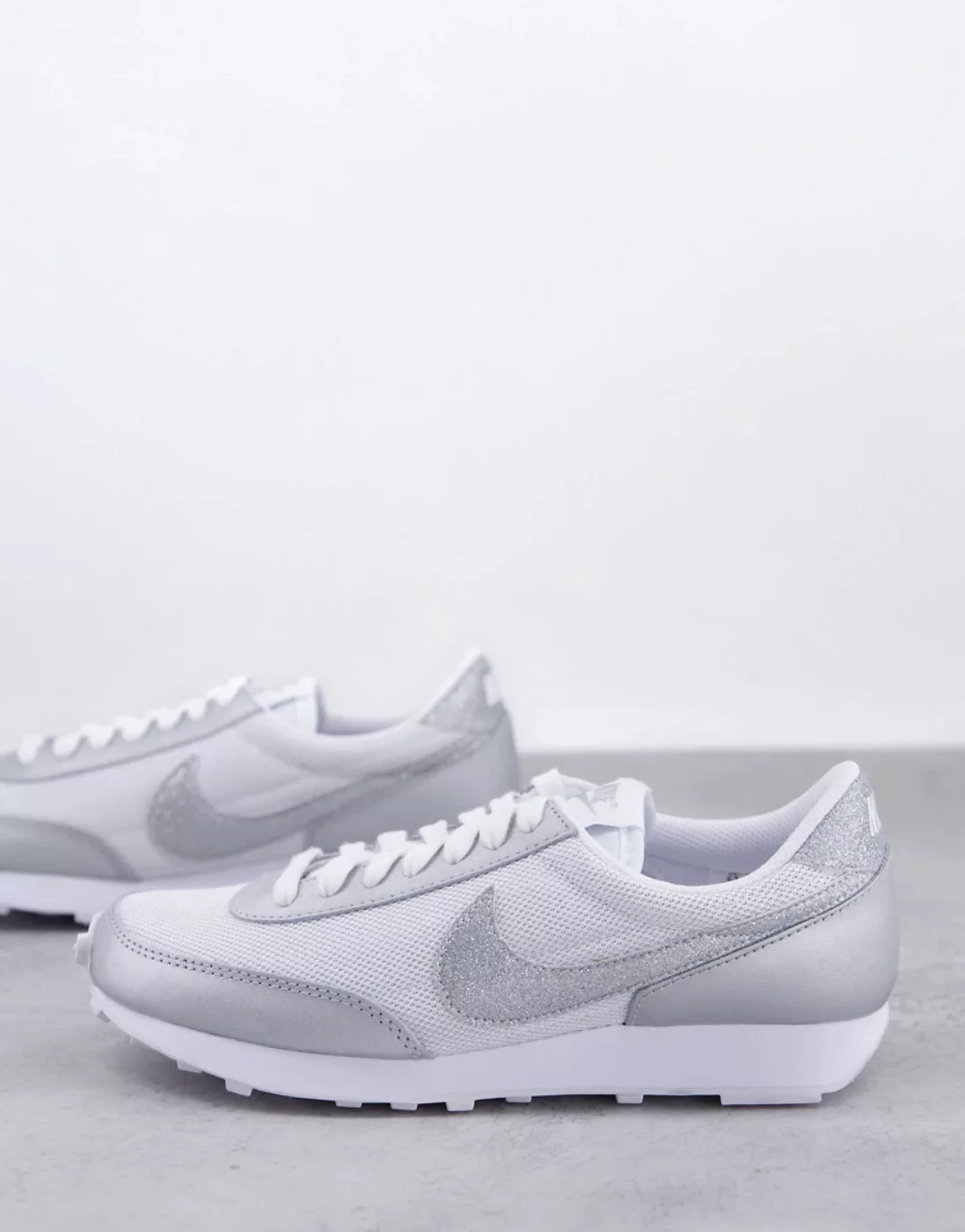 Nike – Daybreak – Sneaker in Weiß und Silber günstig online kaufen