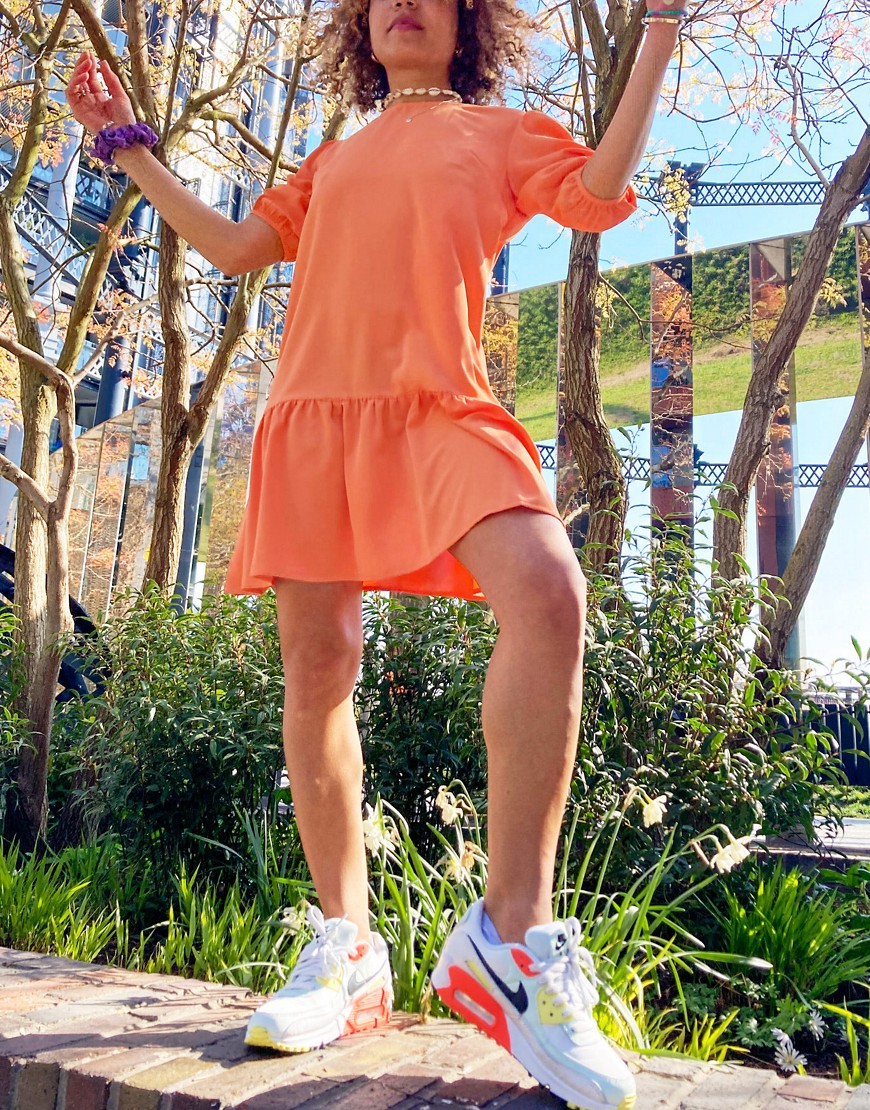 Urban Threads – Minikleid mit Schößchensaum in Koralle-Orange günstig online kaufen