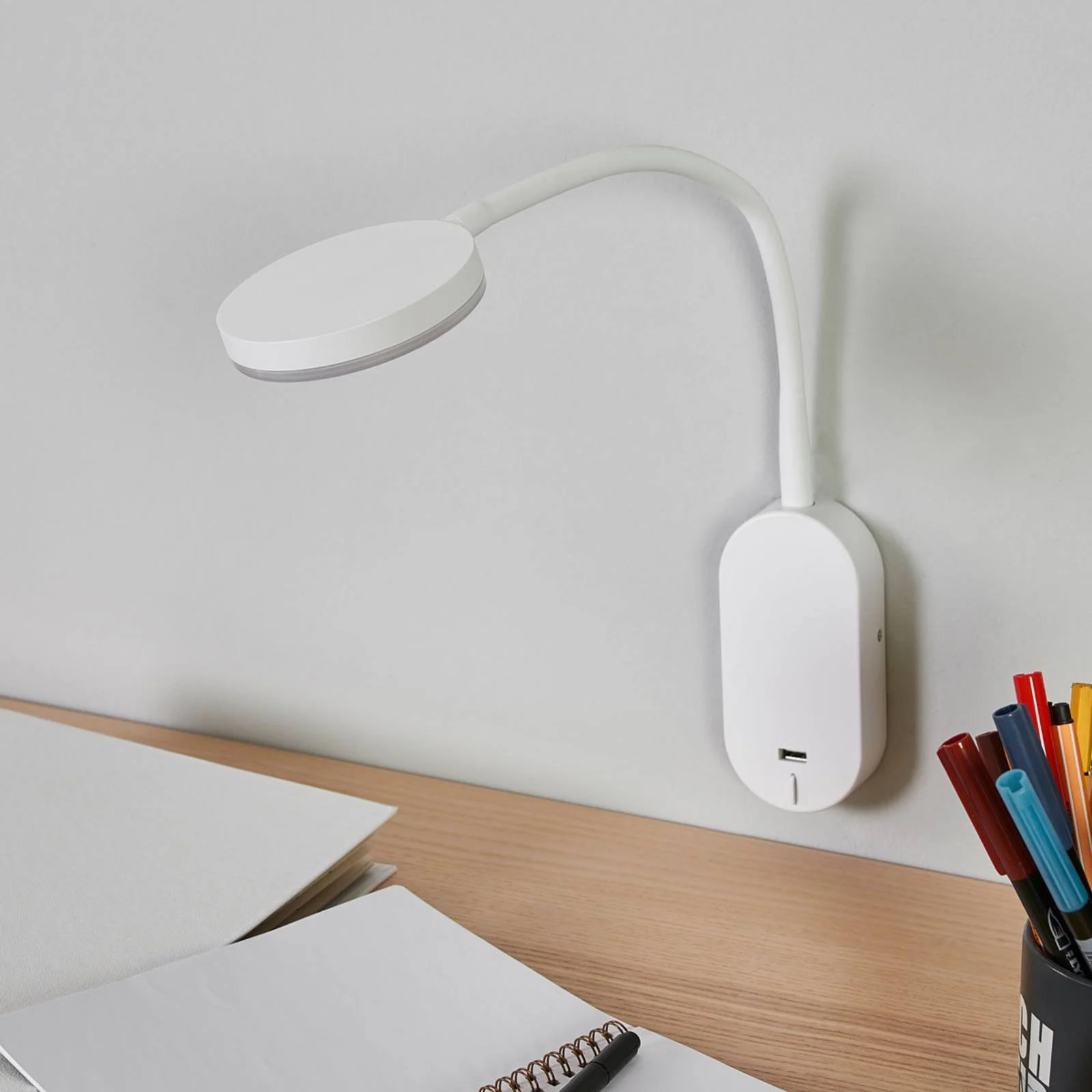 Lindby LED-Wandleuchte Milow, weiß, 39,5 cm, USB-Anschluss günstig online kaufen