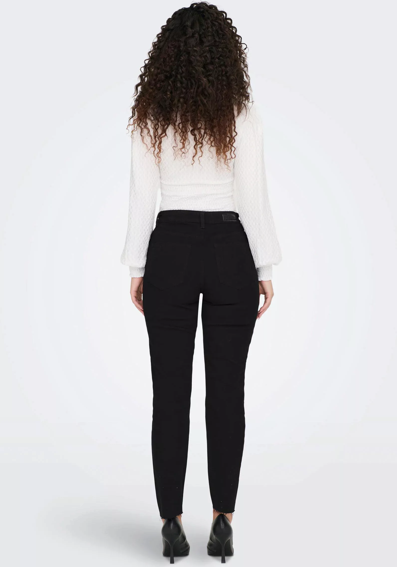 Only Damen Jeans ONLEMILY HW STR CRP ANK RAW MAE034 - Straight Fit - Schwar günstig online kaufen