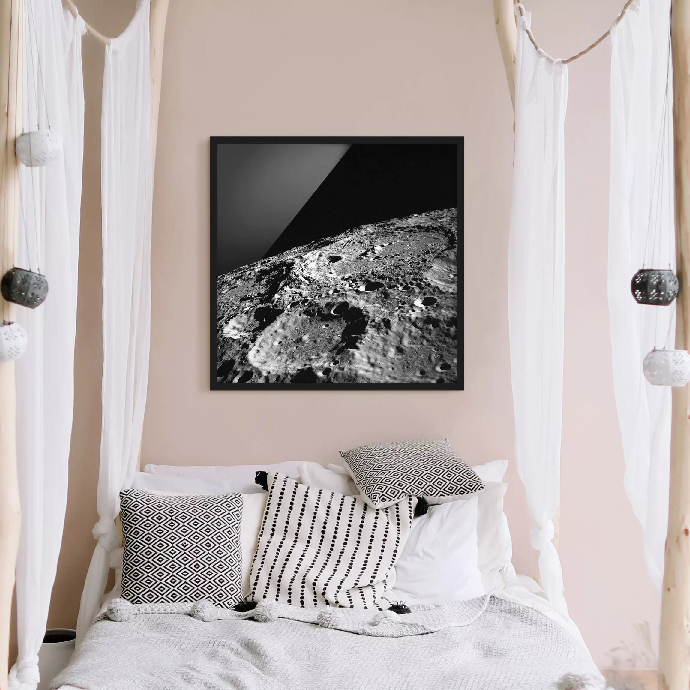 Bild mit Rahmen NASA Fotografie Mondkrater günstig online kaufen