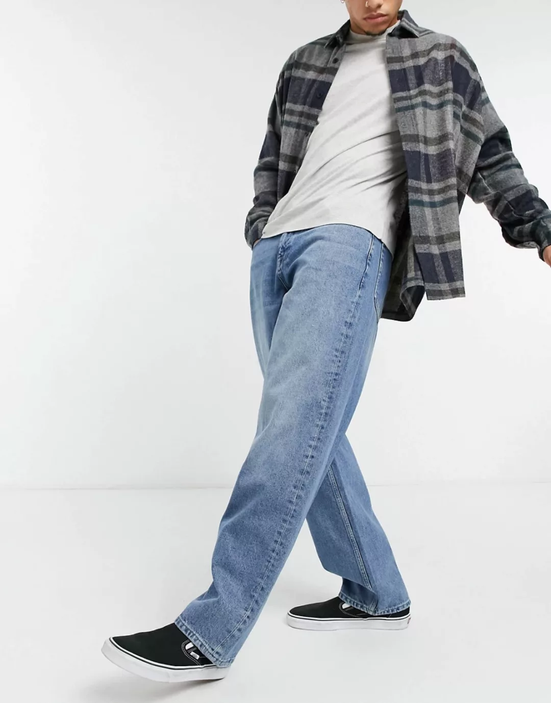 ASOS DESIGN – Ultraweit geschnittene Jeans in mittlerer Vintage-Waschung-Bl günstig online kaufen