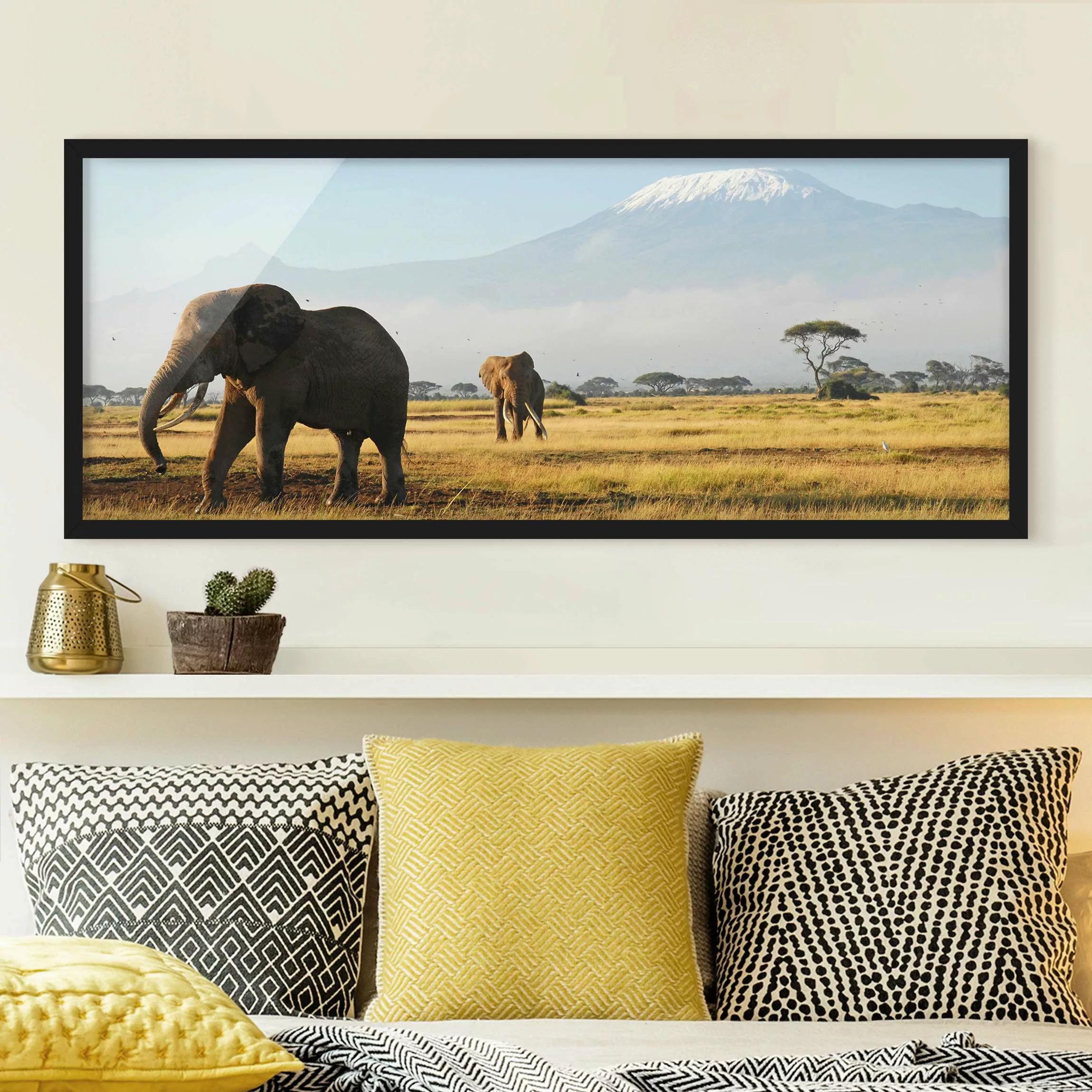 Bild mit Rahmen Tiere - Panorama Elefanten vor dem Kilimanjaro in Kenya günstig online kaufen