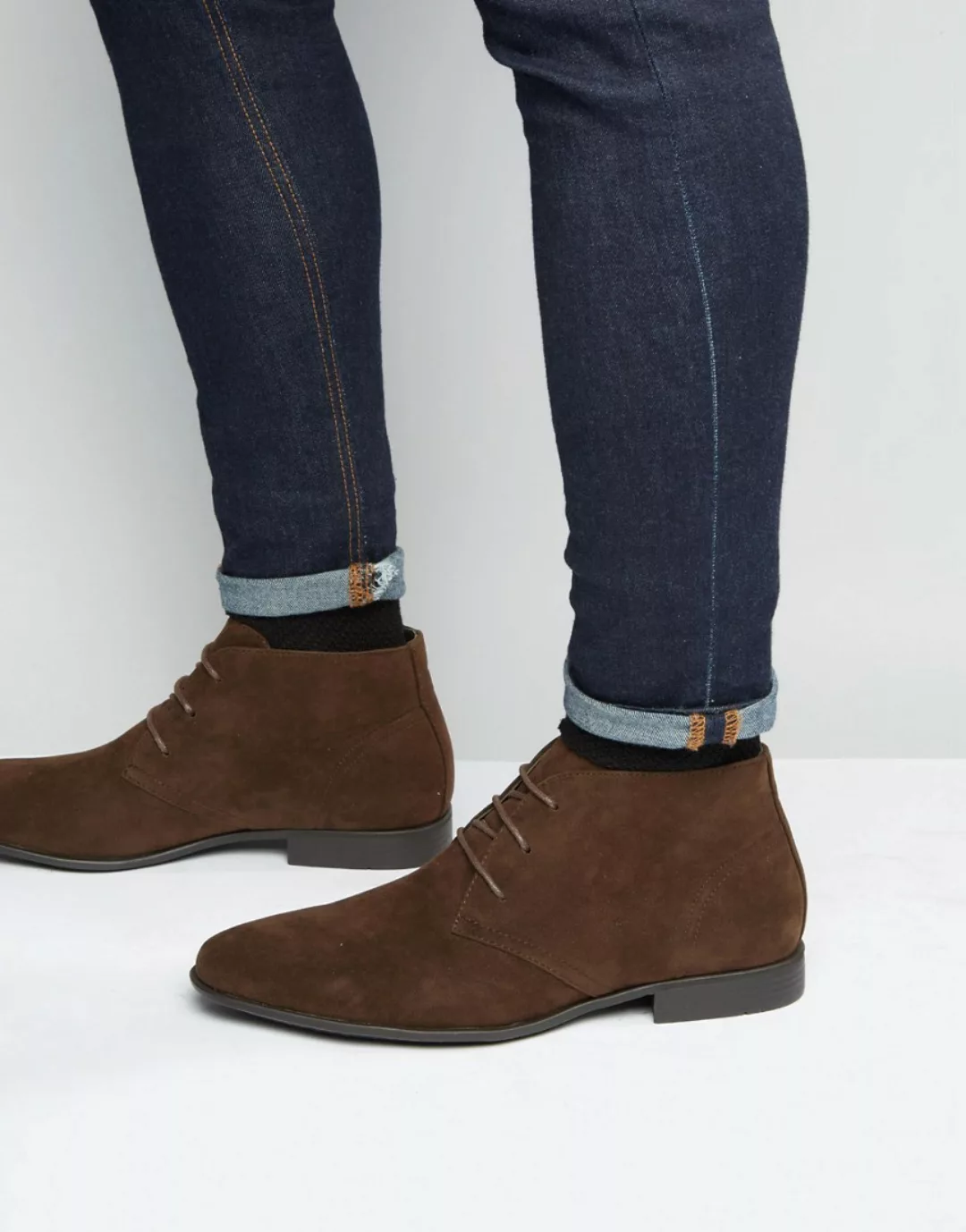 ASOS DESIGN – Chukka-Stiefel aus braunem Wildlederimitat günstig online kaufen