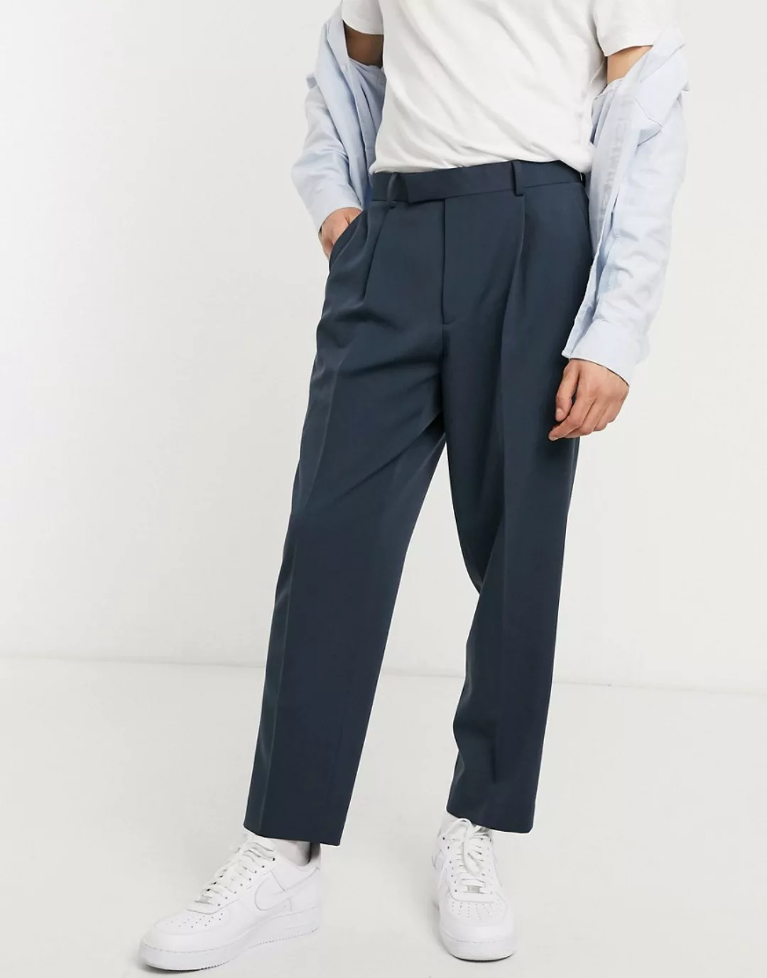 ASOS DESIGN – Elegante, schmal zulaufende Oversize-Hose in Marineblau günstig online kaufen