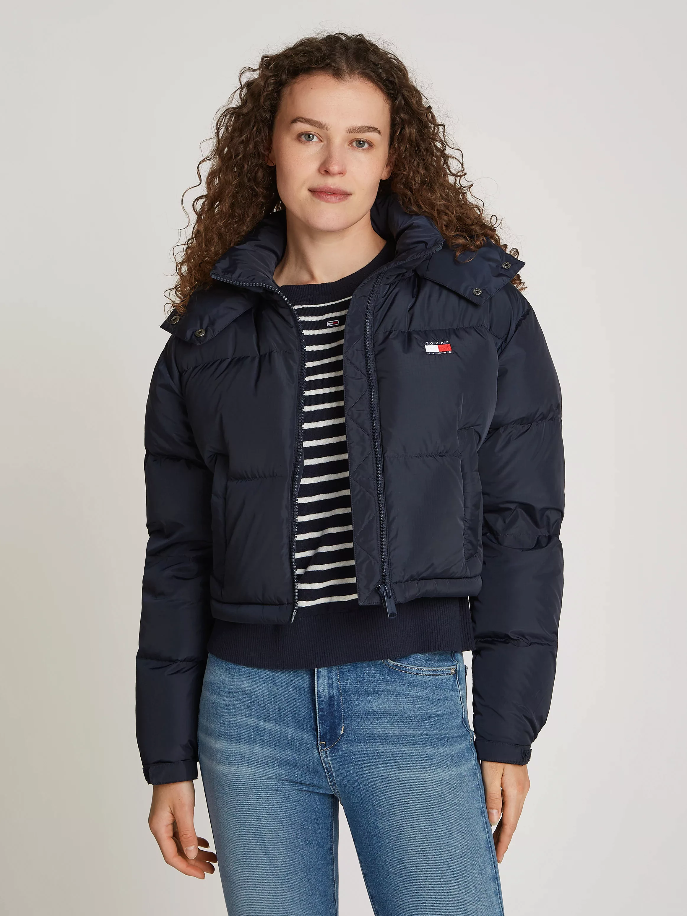 Tommy Jeans Steppjacke "TJW CRP ALASKA PUFFER", mit Kapuze, mit Logosticker günstig online kaufen