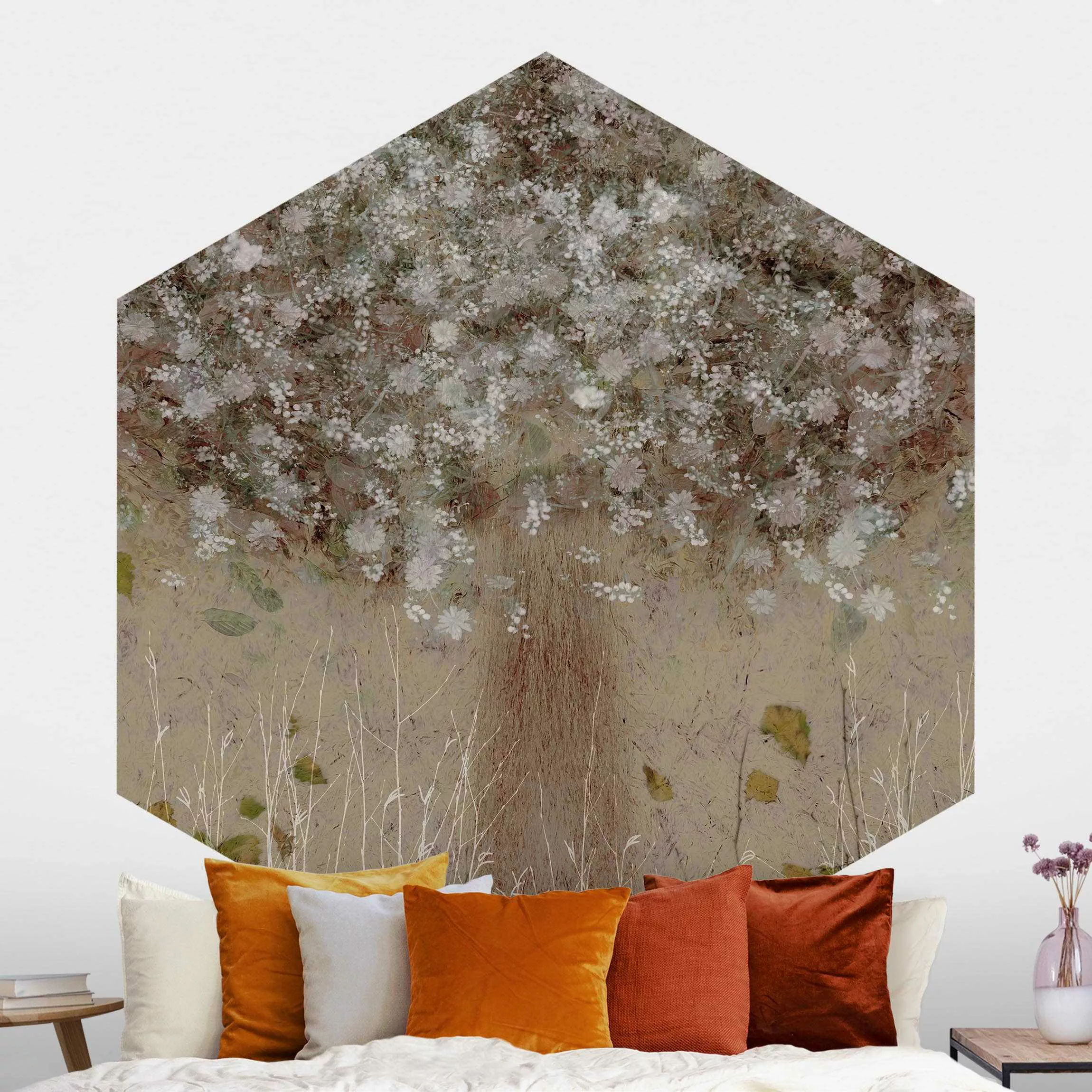 Hexagon Mustertapete selbstklebend Verträumter Baum auf Wiese günstig online kaufen