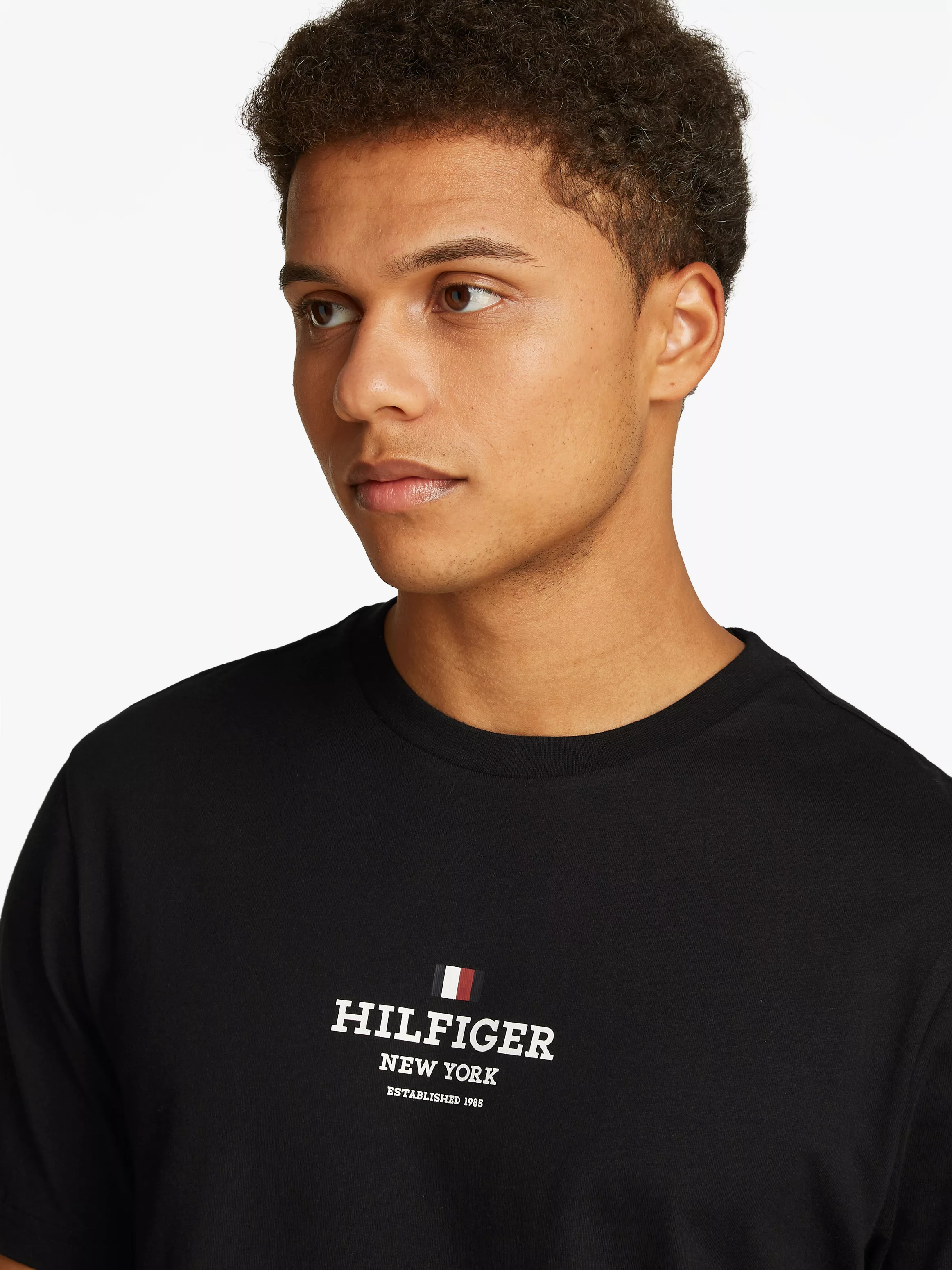 Tommy Hilfiger T-Shirt "RWB HILFIGER TEE", Logoprint auf der Brust günstig online kaufen