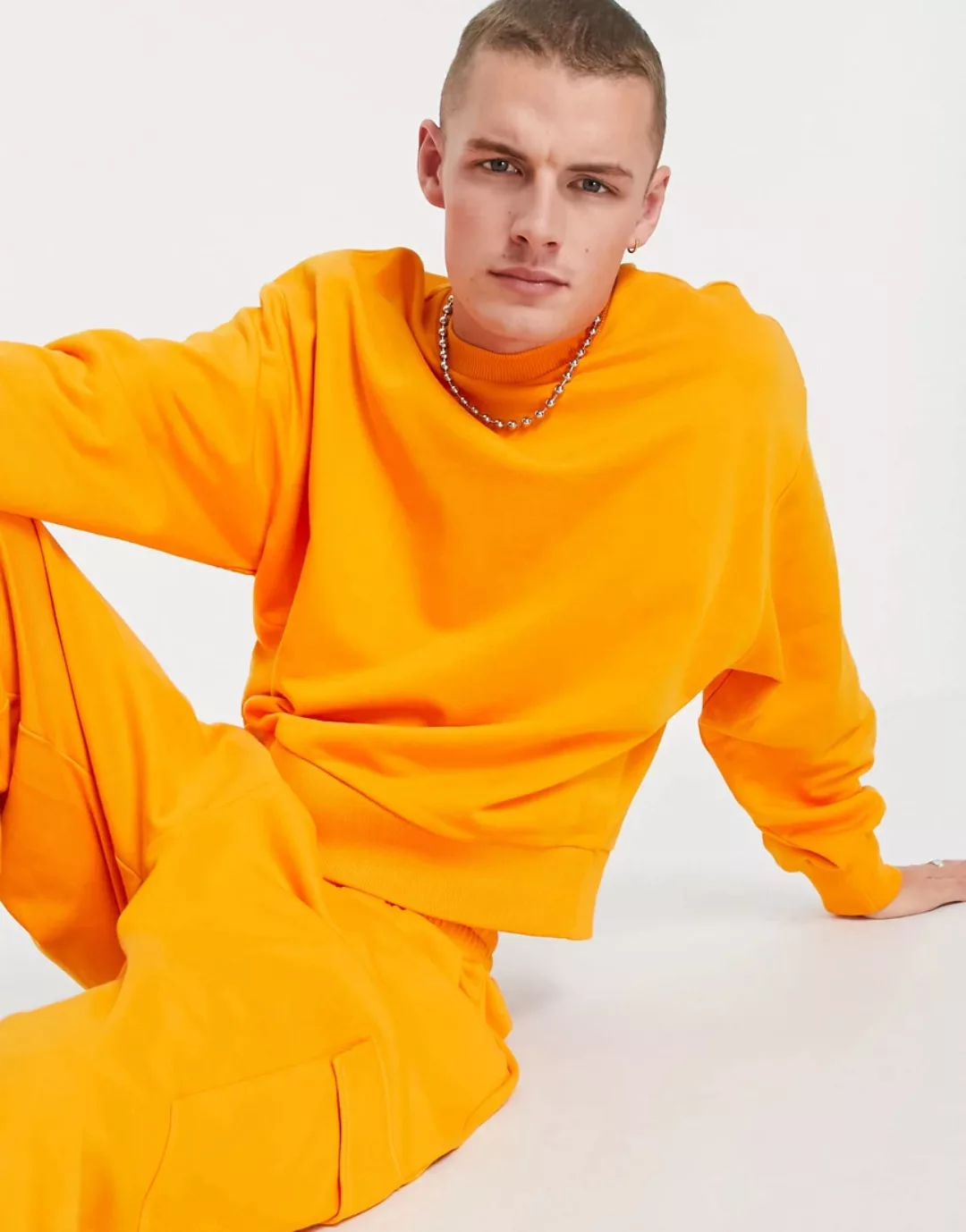 ASOS DESIGN – Oversize-Sweatshirt mit akzentuierten Ärmeln in leuchtendem O günstig online kaufen