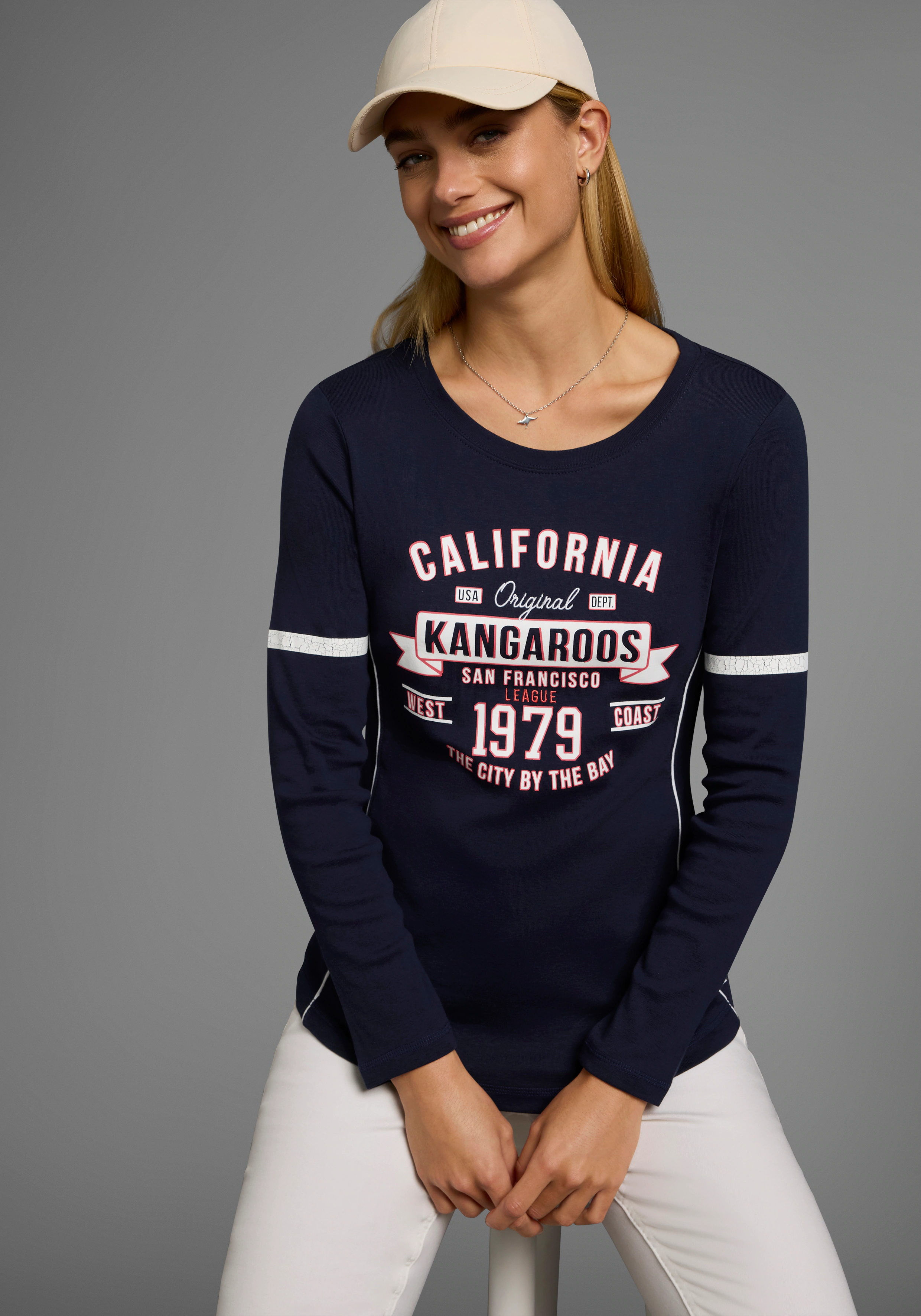 KangaROOS Langarmshirt, Langarm, sehr figurbetont, bedruckt und mit Sticker günstig online kaufen