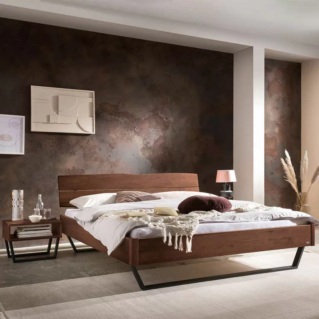 Factory Style Doppelbett aus Nussbaum Massivholz Bügelgestell günstig online kaufen