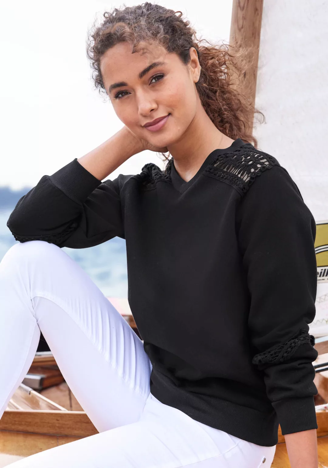 Vivance Sweatshirt mit Spitzeneinsätzen an Schulter und Ärmel günstig online kaufen