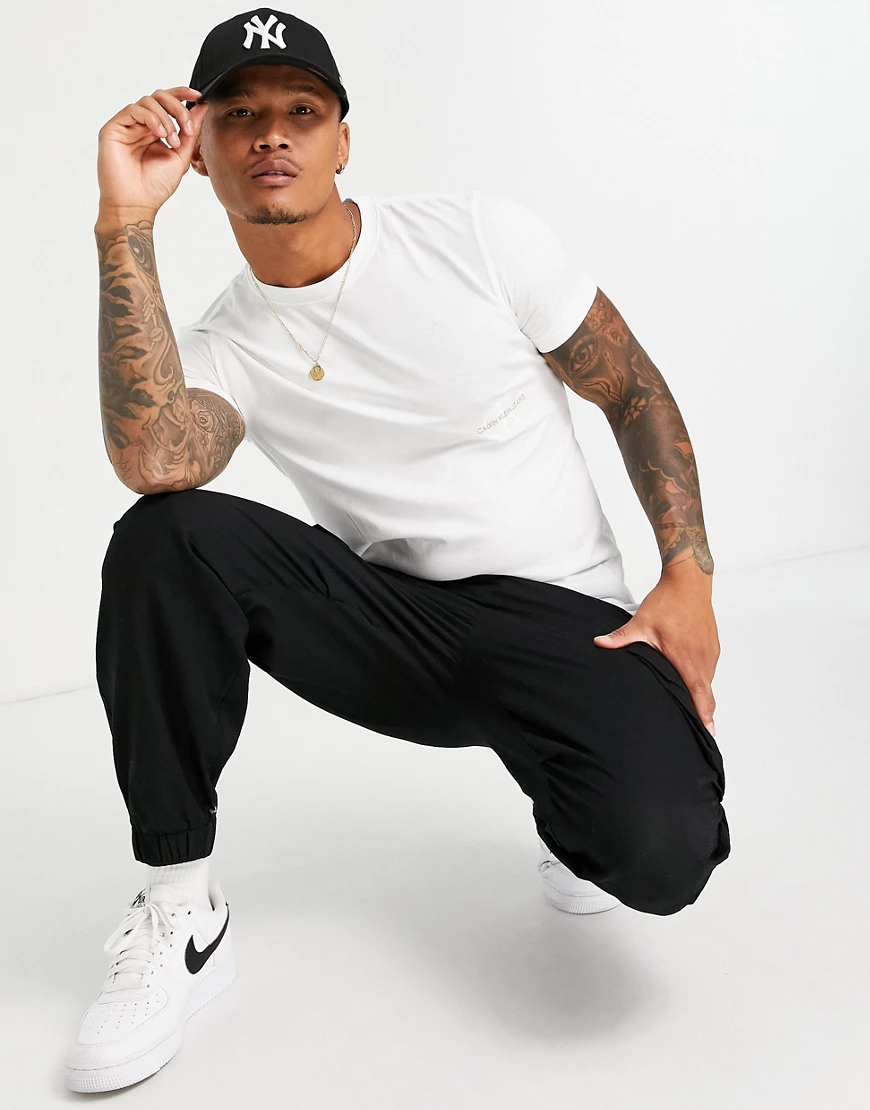 Calvin Klein Jeans – T-Shirt in Weiß mit ausgestelltem ikonischem Logo günstig online kaufen