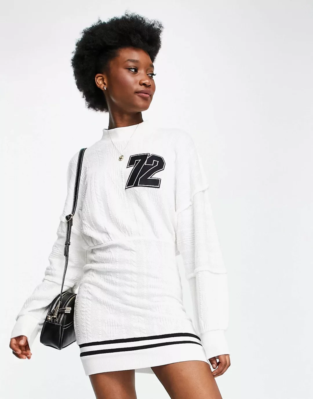 ASOS DESIGN – Gestricktes Pulloverkleid in Elfenbein mit Zopfmuster und Log günstig online kaufen