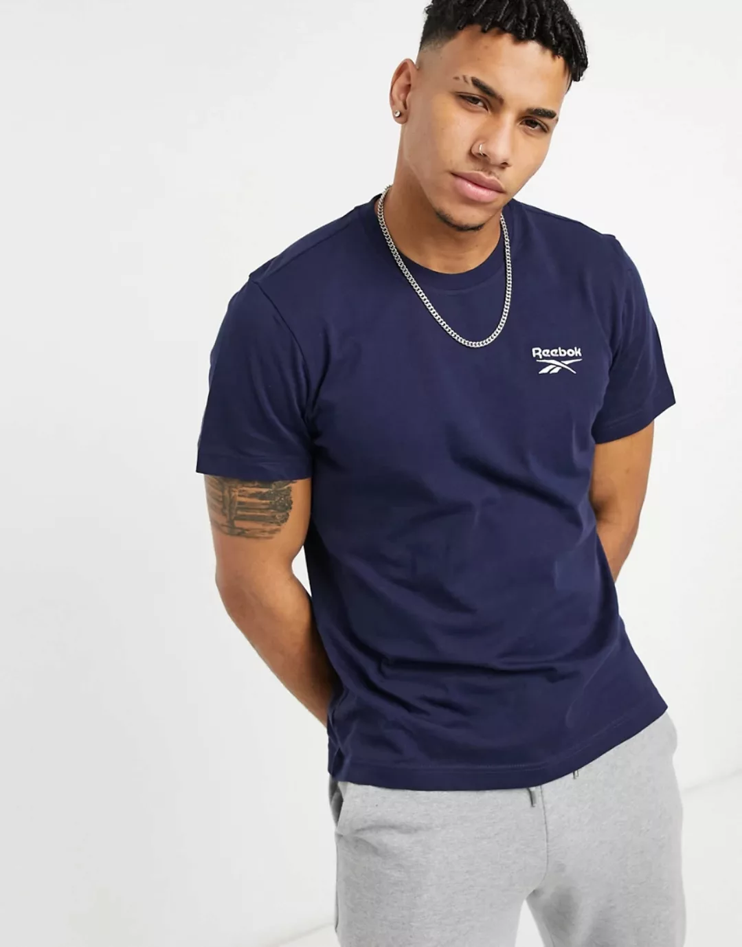 Reebok Classics – Marineblaues T-Shirt mit kleinem Logo-Schwarz günstig online kaufen