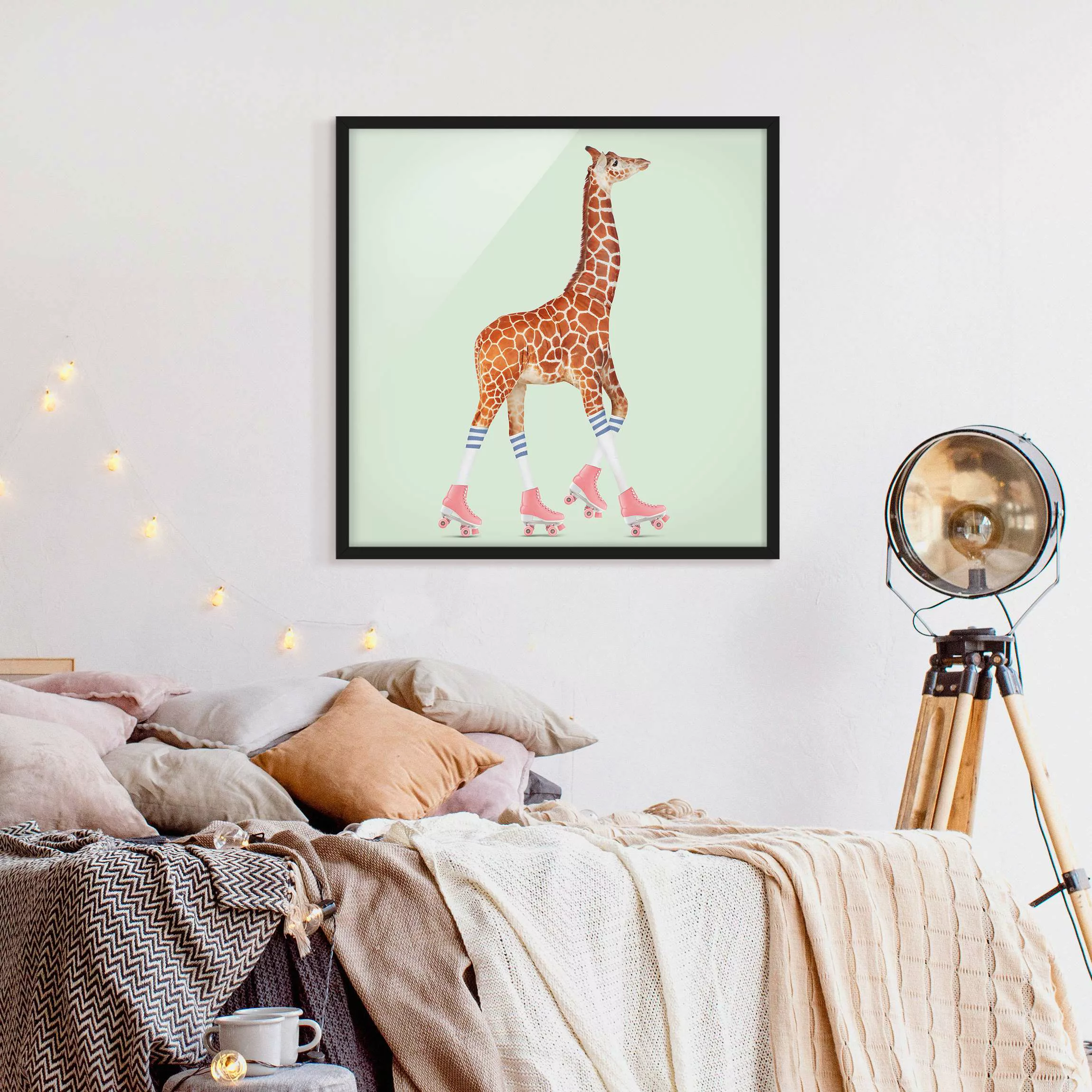 Bild mit Rahmen Kinderzimmer - Quadrat Giraffe mit Rollschuhen günstig online kaufen