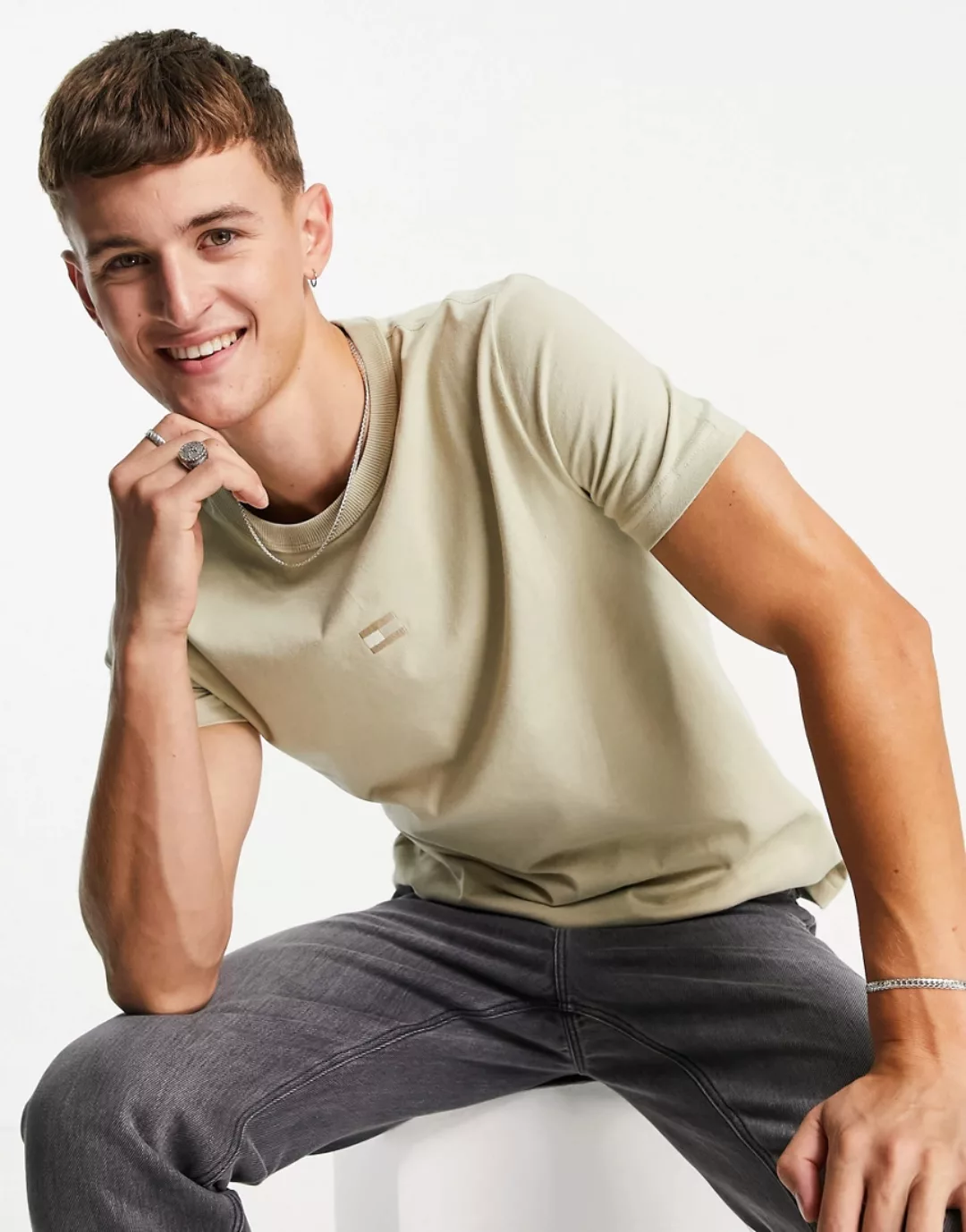 Tommy Hilfiger – T-Shirt aus recycelter Baumwolle in Hellbraun mit kleinem günstig online kaufen
