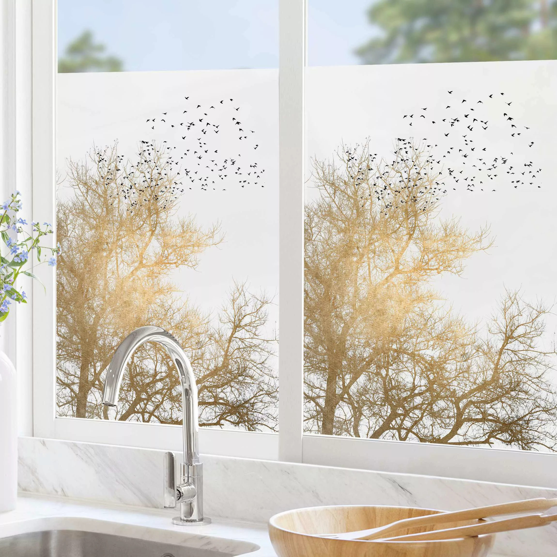 Fensterfolie Vogelschwarm vor goldenem Baum günstig online kaufen