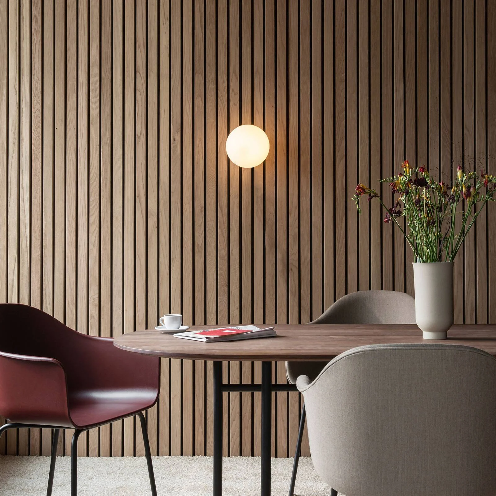 Audo LED-Deckenlampe TR Bulb, messingfarben/opal matt günstig online kaufen