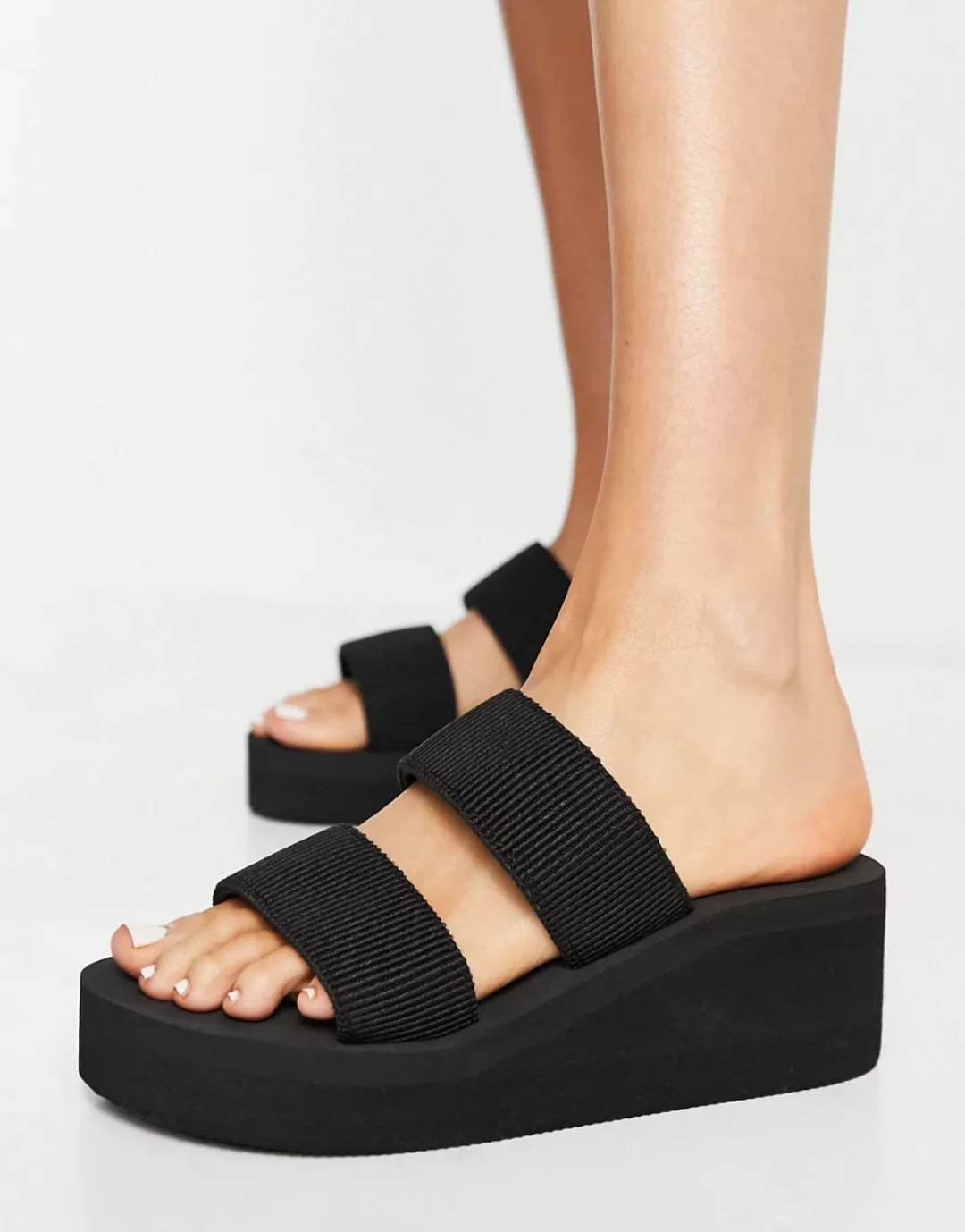 Schuh – Flache Sandalen mit Plateausohle und zwei Riemen in Schwarz günstig online kaufen