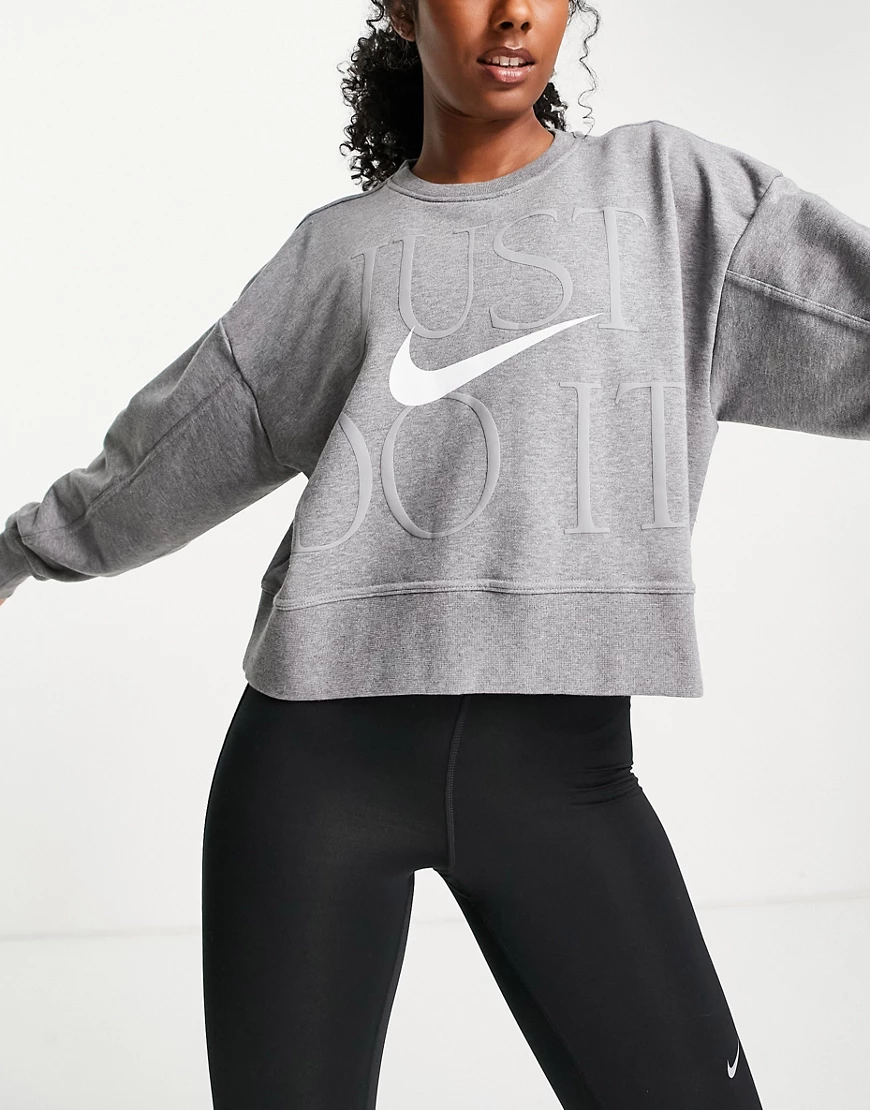 Nike Training – Dri-FIT – Kurzes Sweatshirt in Grau mit Rundhalsausschnitt günstig online kaufen