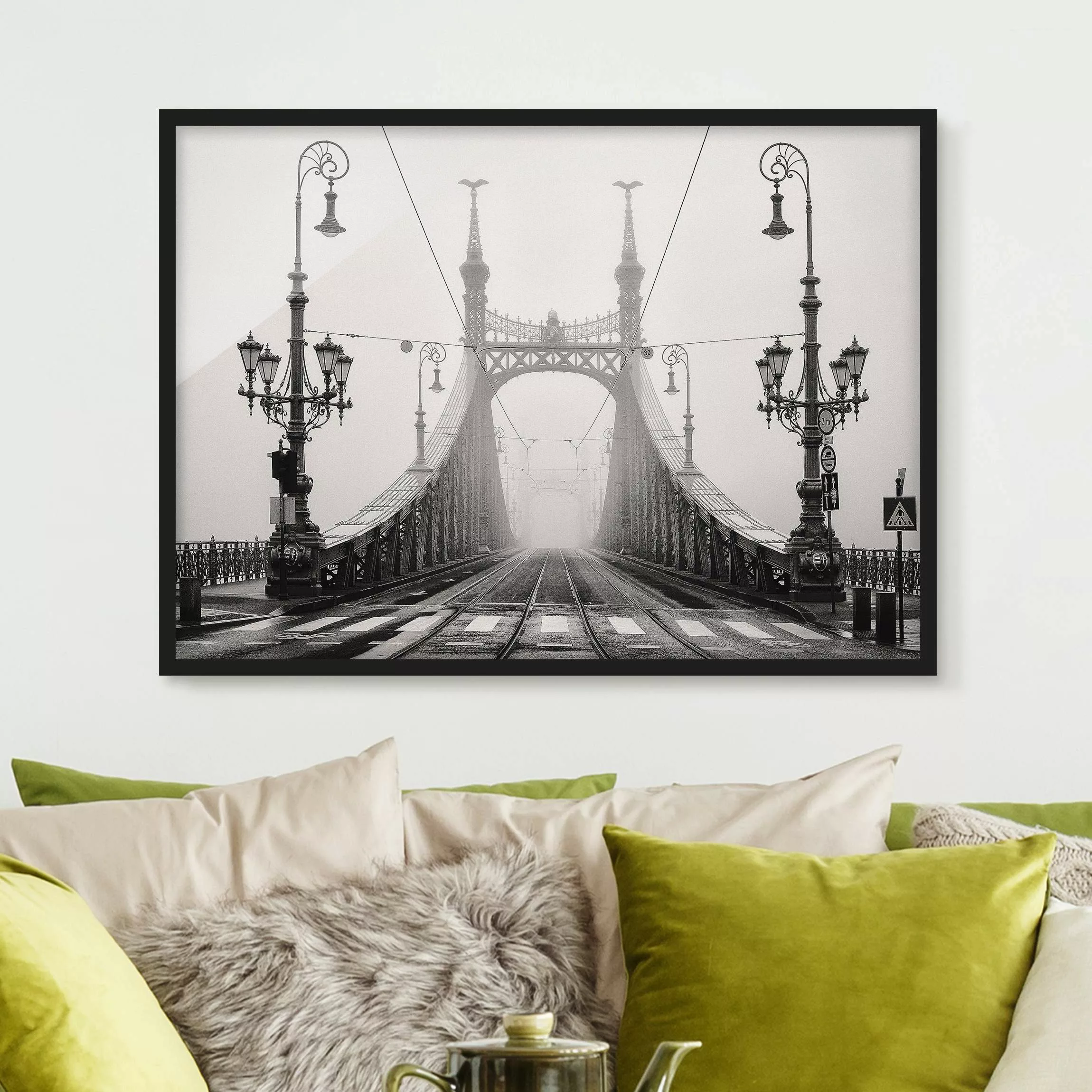 Bild mit Rahmen Architektur & Skyline - Querformat Brücke in Budapest günstig online kaufen