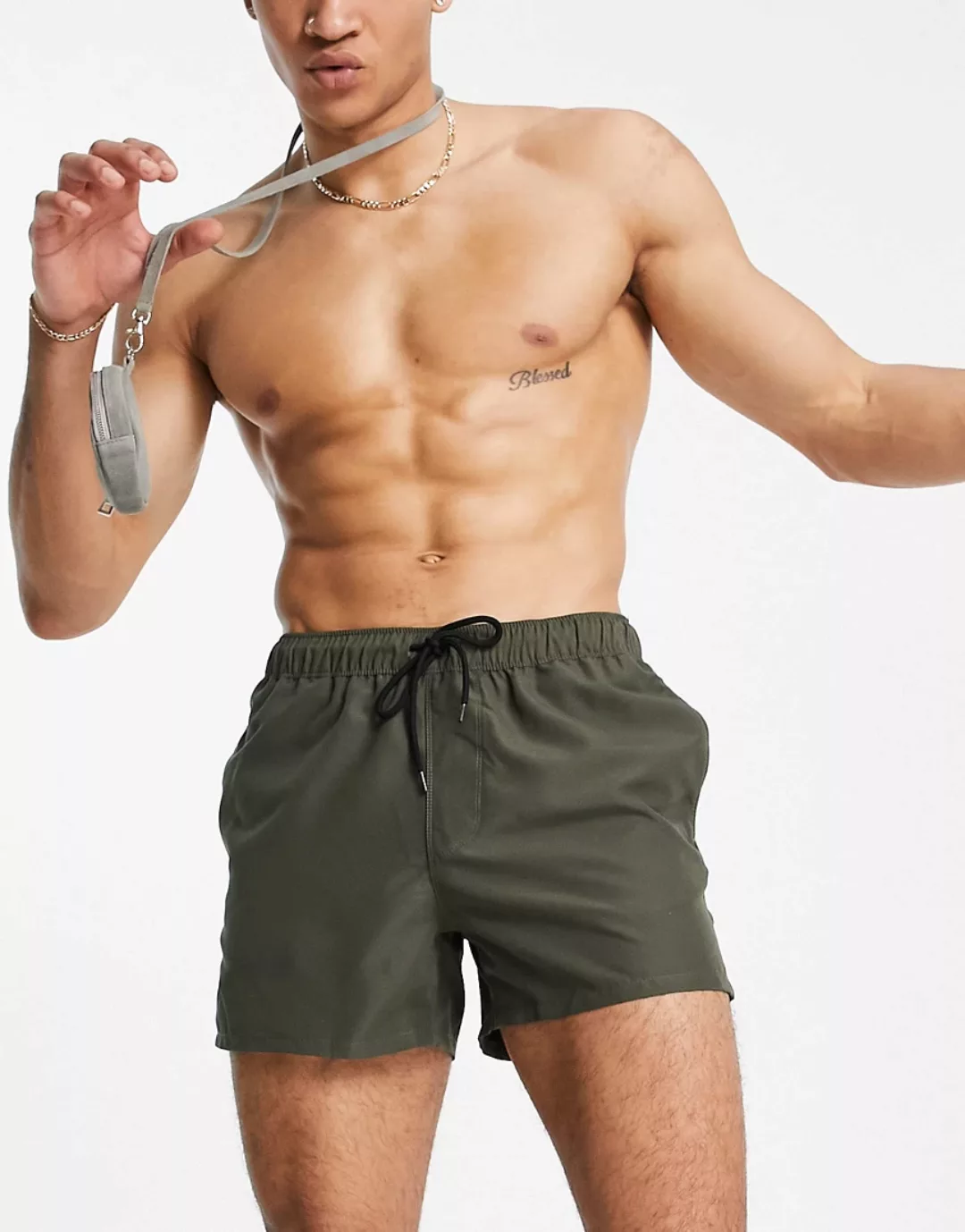 ASOS DESIGN – Kurze Badeshorts in Khaki-Grün günstig online kaufen