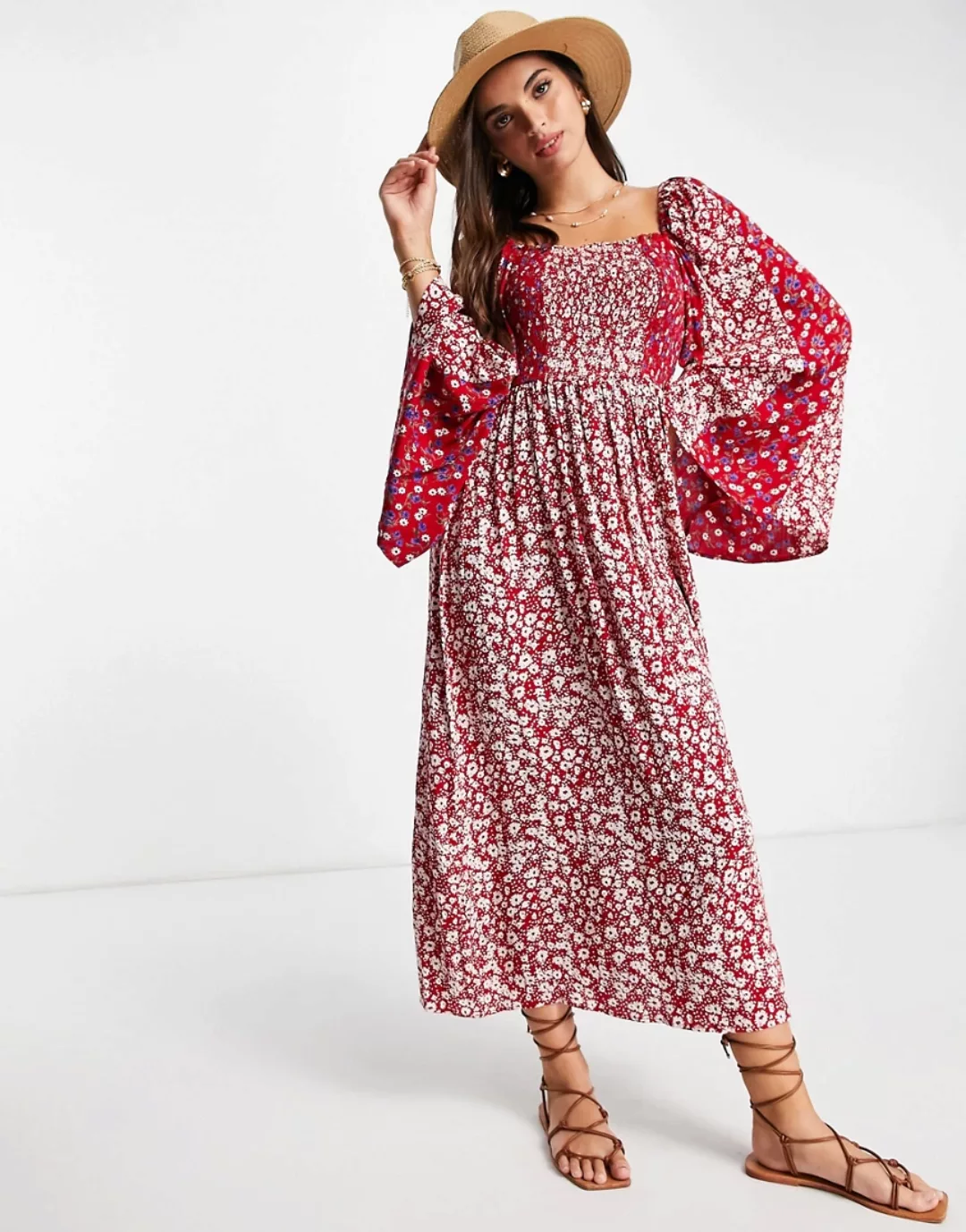 ASOS DESIGN – Gesmoktes Maxikleid mit ausgestellten Ärmeln und Mustermix in günstig online kaufen