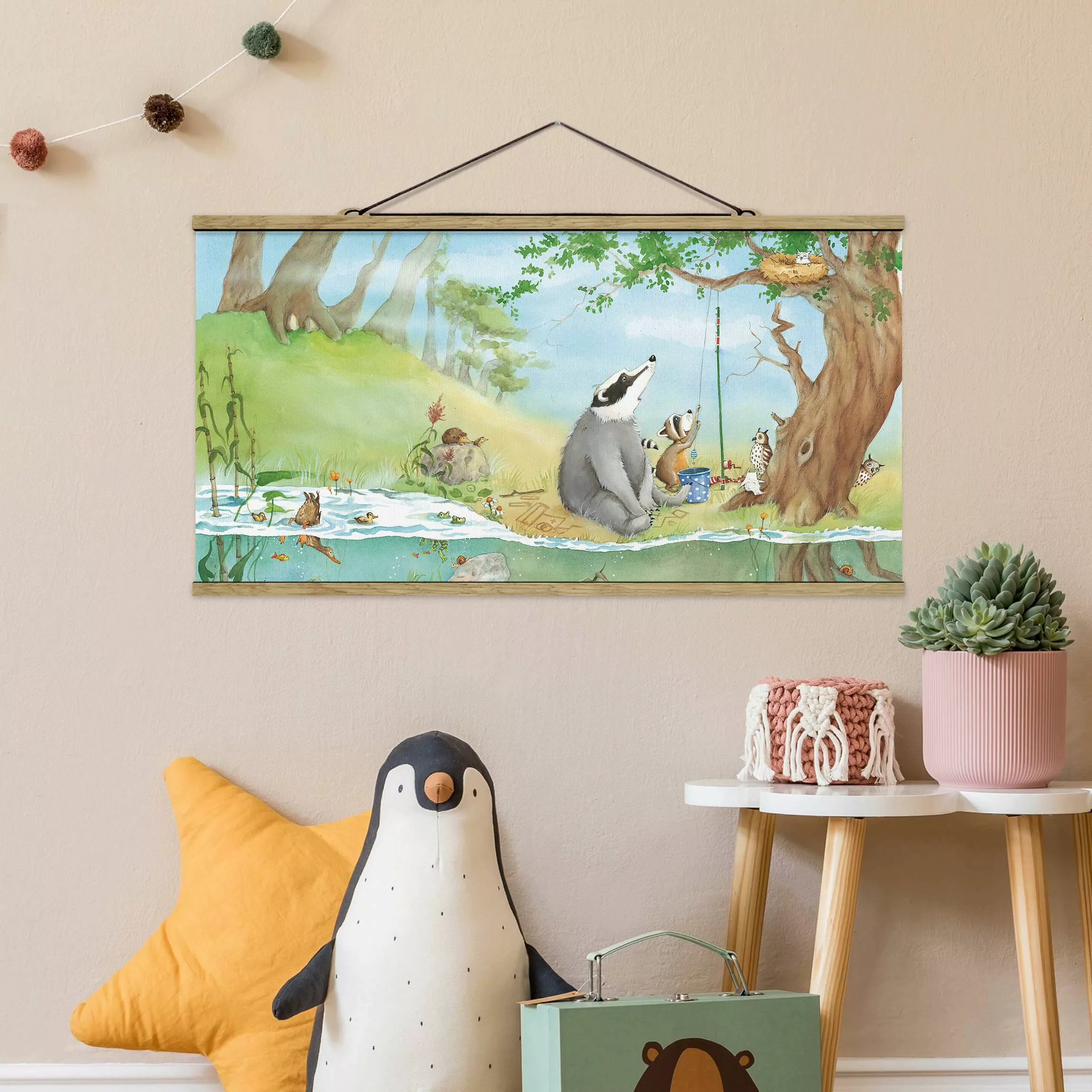 Stoffbild Kinderzimmer mit Posterleisten - Querformat Wassili Waschbär - Ei günstig online kaufen