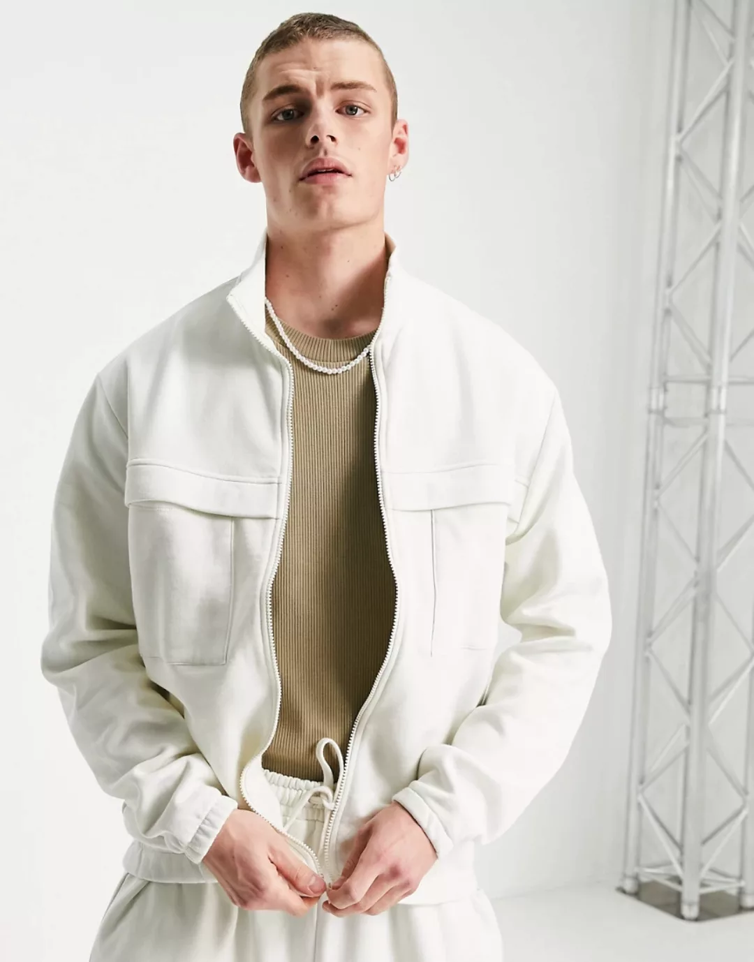 ASOS DESIGN – Elegante Oversize-Trainingsjacke in gebrochenem Weiß, Kombite günstig online kaufen