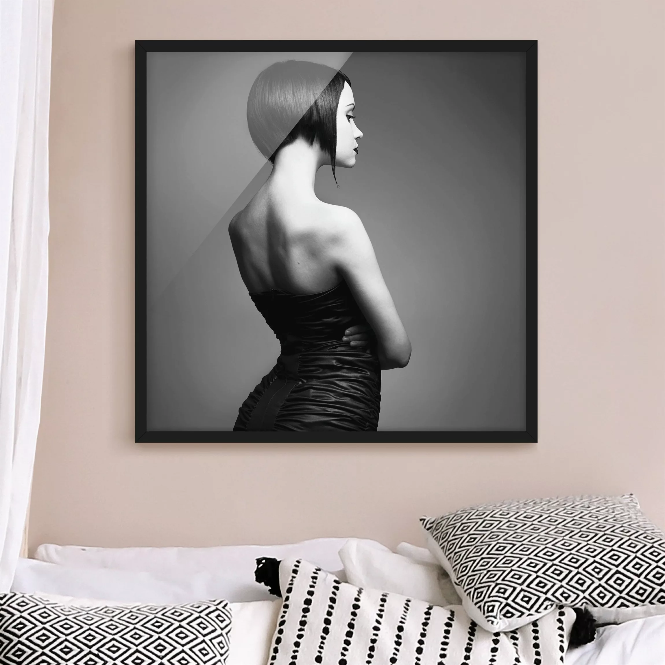Bild mit Rahmen Schwarz-Weiß - Quadrat Elegant Silhouette günstig online kaufen