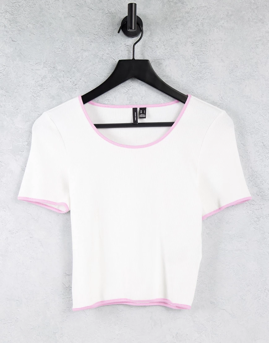 Vero Moda – Geripptes T-Shirt aus Bio-Baumwolle in Weiß und Rosa mit Paspel günstig online kaufen
