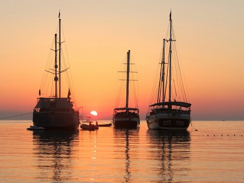 Papermoon Fototapete »SCHIFFE-SONNENAUFGANG WALD WALD MEER STRAND BOOTE SEE günstig online kaufen