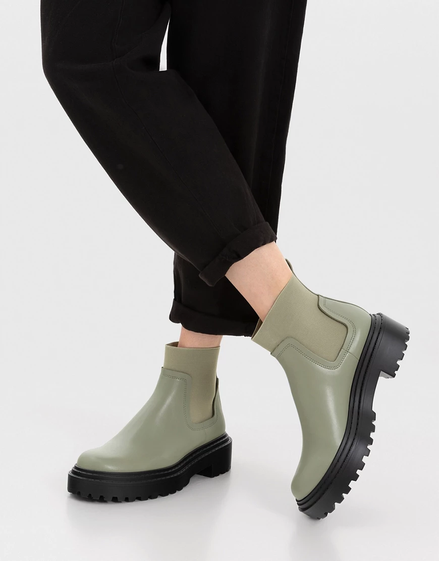 Stradivarius – Flache Chelsea Boots in Grün mit farblich abgesetzter Gummis günstig online kaufen