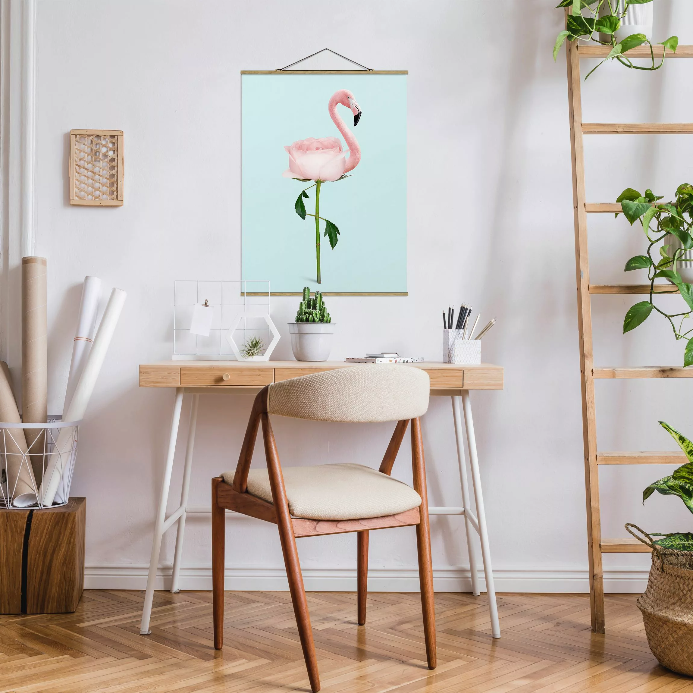 Stoffbild Blumen mit Posterleisten - Hochformat Flamingo mit Rose günstig online kaufen
