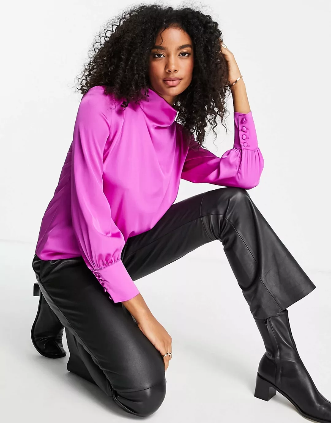 River Island – Kurze Bluse aus Satin mit Wasserfallausschnitt in Rosa günstig online kaufen