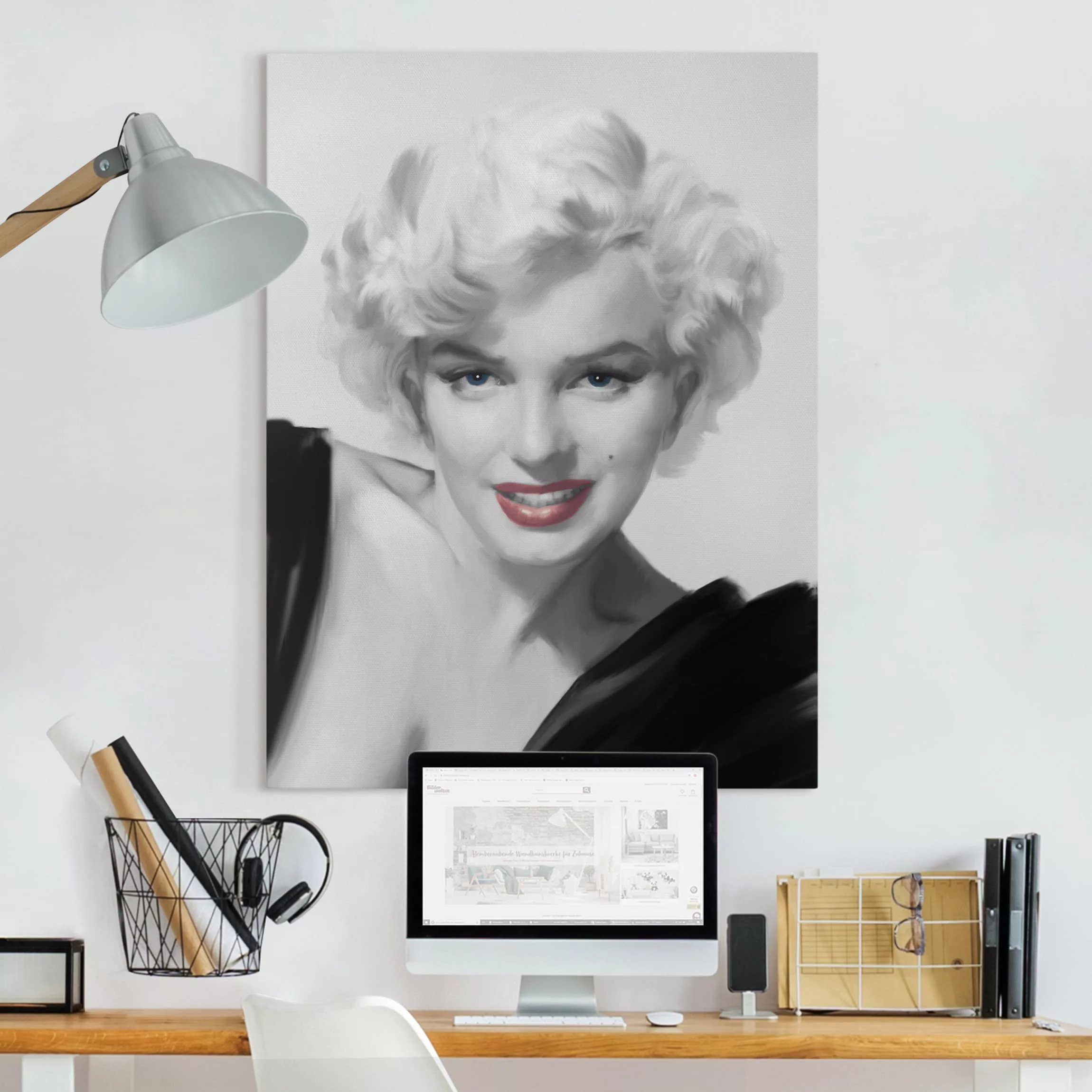Leinwandbild Schwarz-Weiß - Hochformat Marilyn auf Sofa günstig online kaufen
