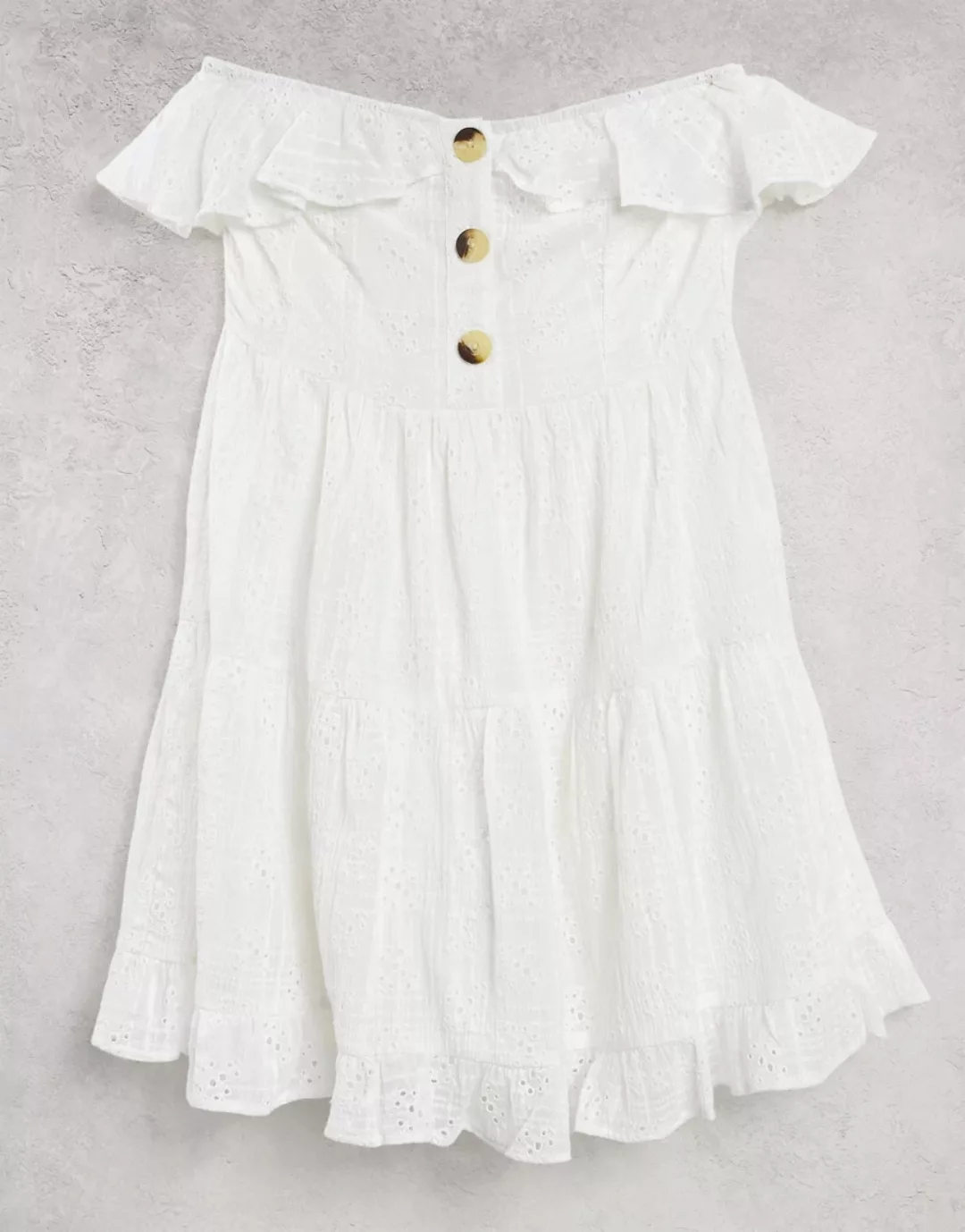 ASOS DESIGN – Trägerloses Mini-Sommerkleid in Weiß mit Schößchen und Lochst günstig online kaufen