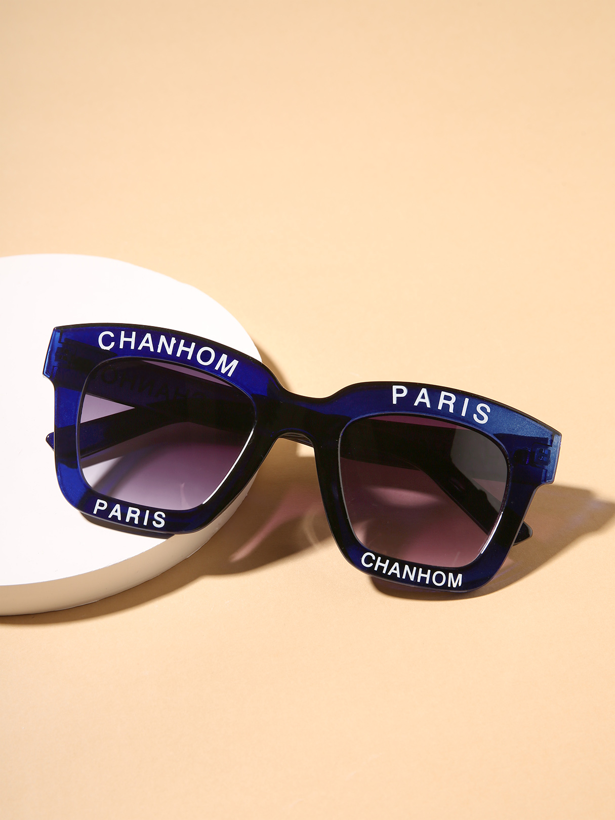 Buchstaben-Sonnenbrille mit Acrylrahmen günstig online kaufen