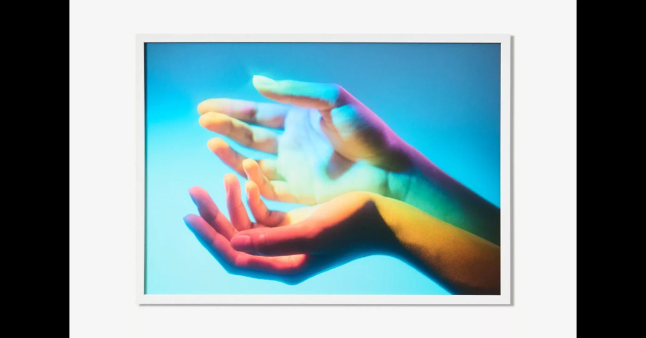MEP Studio Rainbow Hands gerahmter Kunstdruck von Julia et Vincent (A2) - M günstig online kaufen