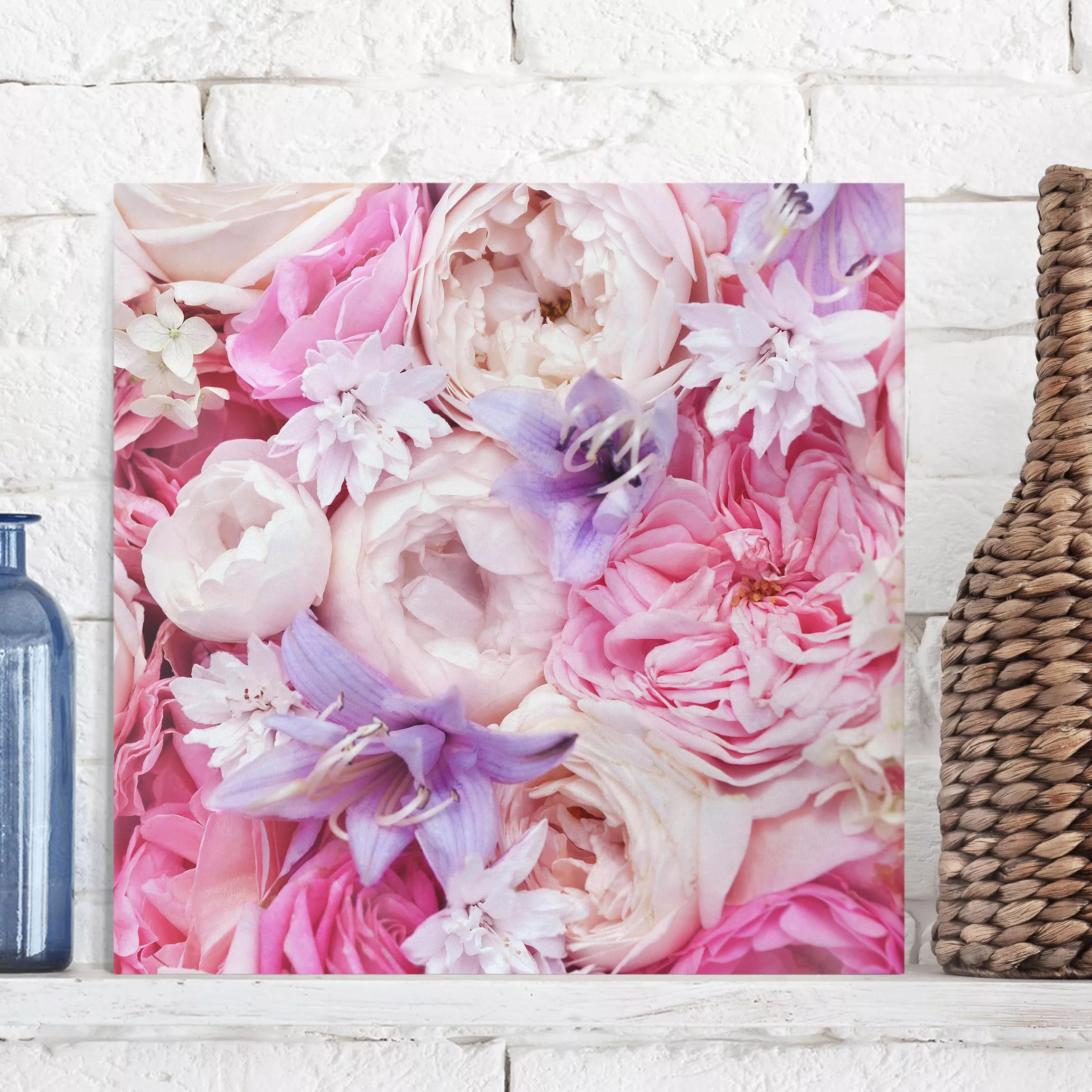 Leinwandbild Blumen - Quadrat Shabby Rosen mit Glockenblumen günstig online kaufen