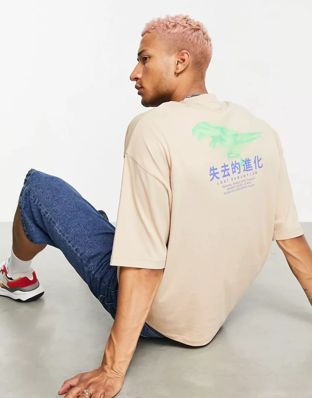 ASOS DESIGN – Oversize-T-Shirt in Beige mit Dinosaurier-Rückenprint-Braun günstig online kaufen