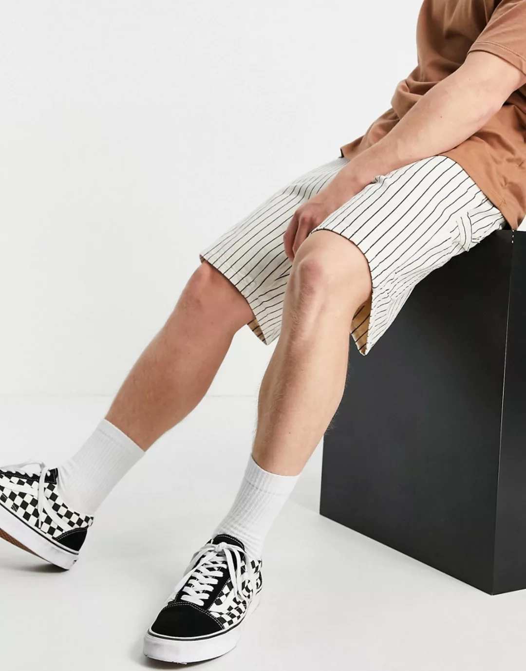 Carhartt WIP – Trade Single – Knielange Shorts mit Hickory-Streifen in Weiß günstig online kaufen